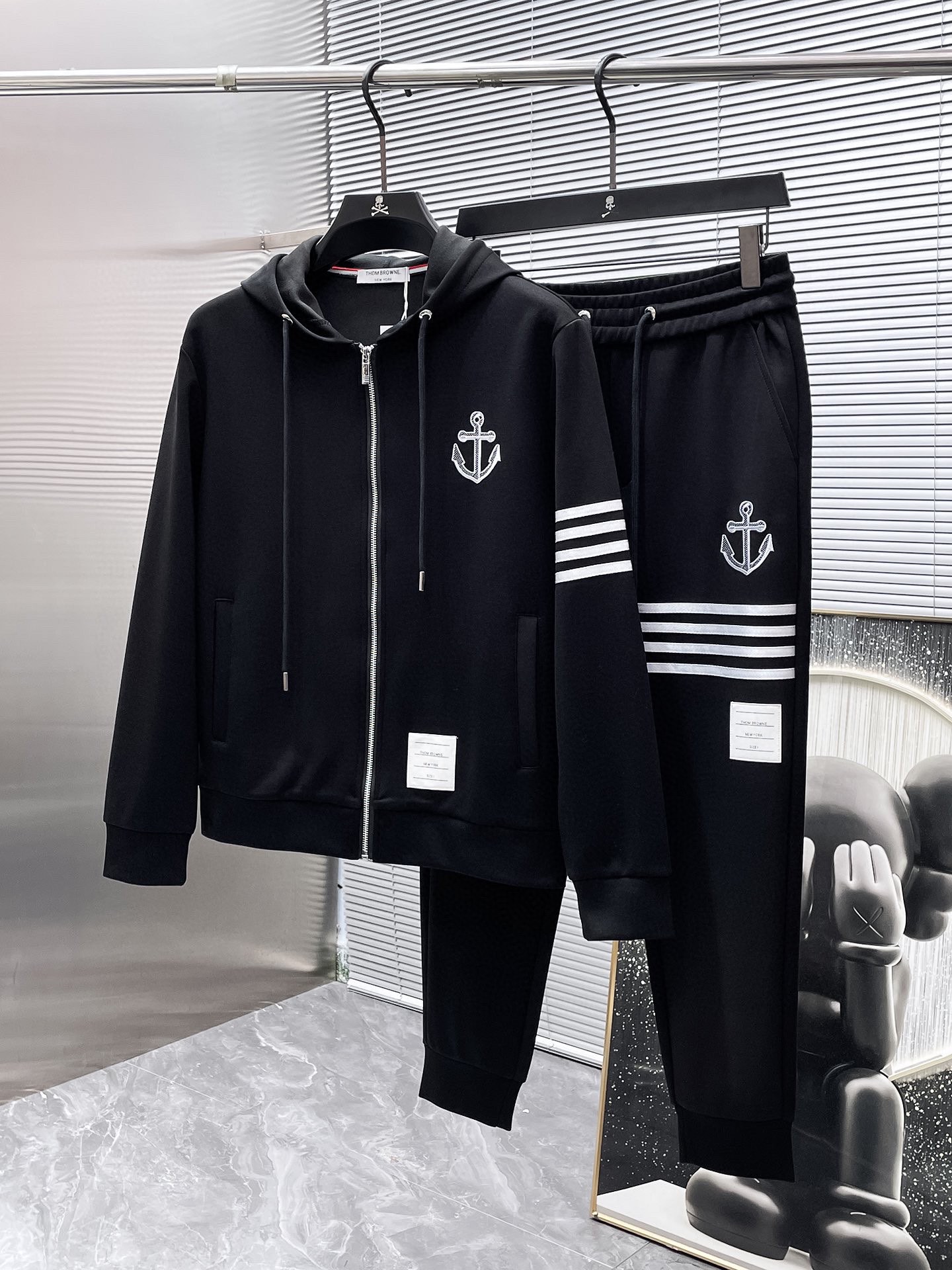 425💰 TB 爆款套装来袭  专注官网原版 2025全新爆款开衫套装 原单狠货🇭🇰倾注顶级设计师的精心之作 就为一个贴合、完美的上身效果 全天然优质天丝罗马棉100%，贴身的舒适感 高贵典雅！原厂五金无不彰显优雅高贵气质！专柜尺码：M-3XL（最大穿到190斤）