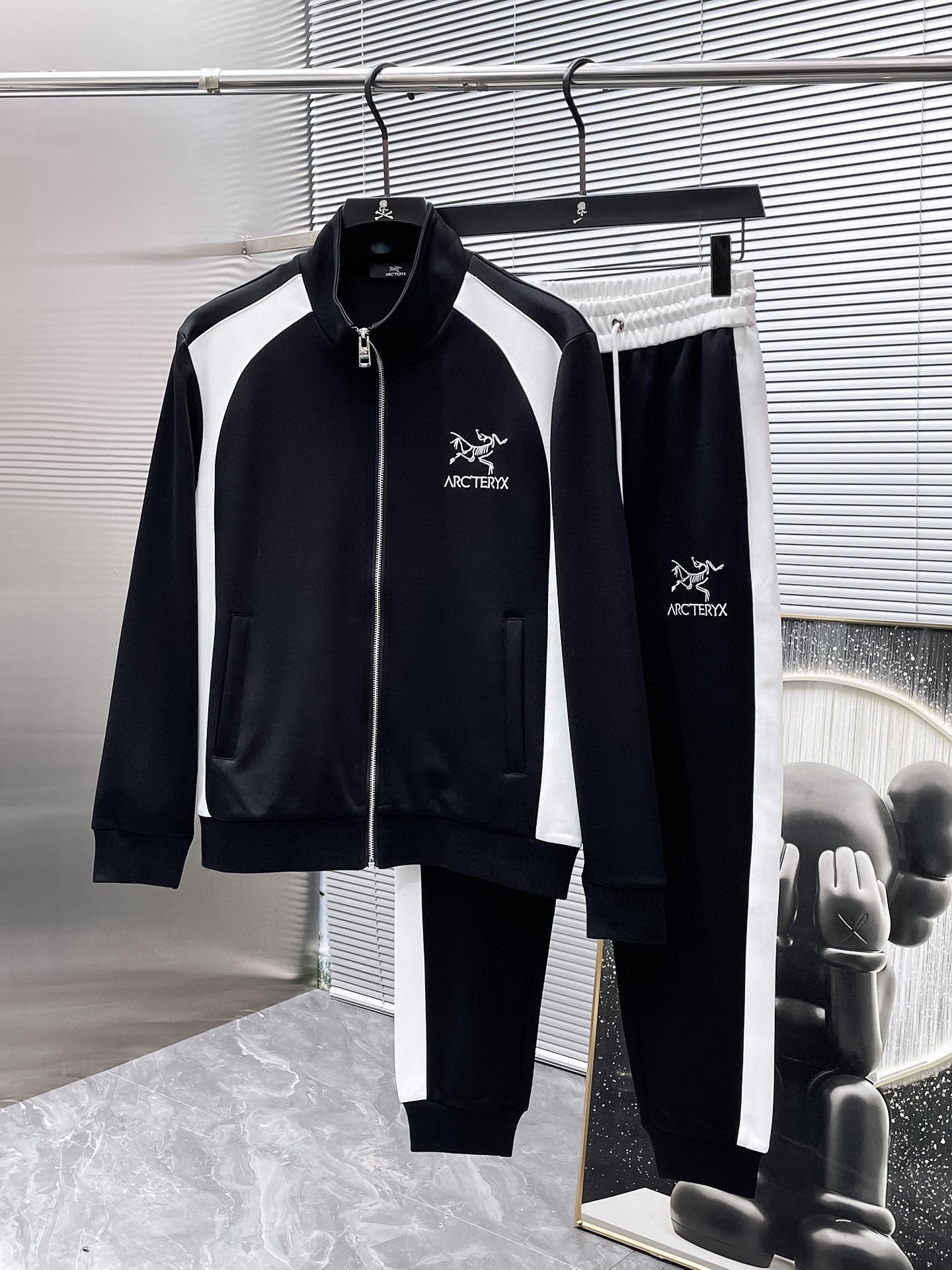 425💰 始祖鸟 爆款套装来袭 专注官网原版 2025全新爆款开衫套装 原单狠货🇭🇰倾注顶级设计师的精心之作 就为一个贴合、完美的上身效果 全天然优质天丝罗马棉100%,贴身的舒适感 高贵典雅!原厂五金无不彰显优雅高贵气质!专柜尺码:M-3XL(最大穿到190斤)