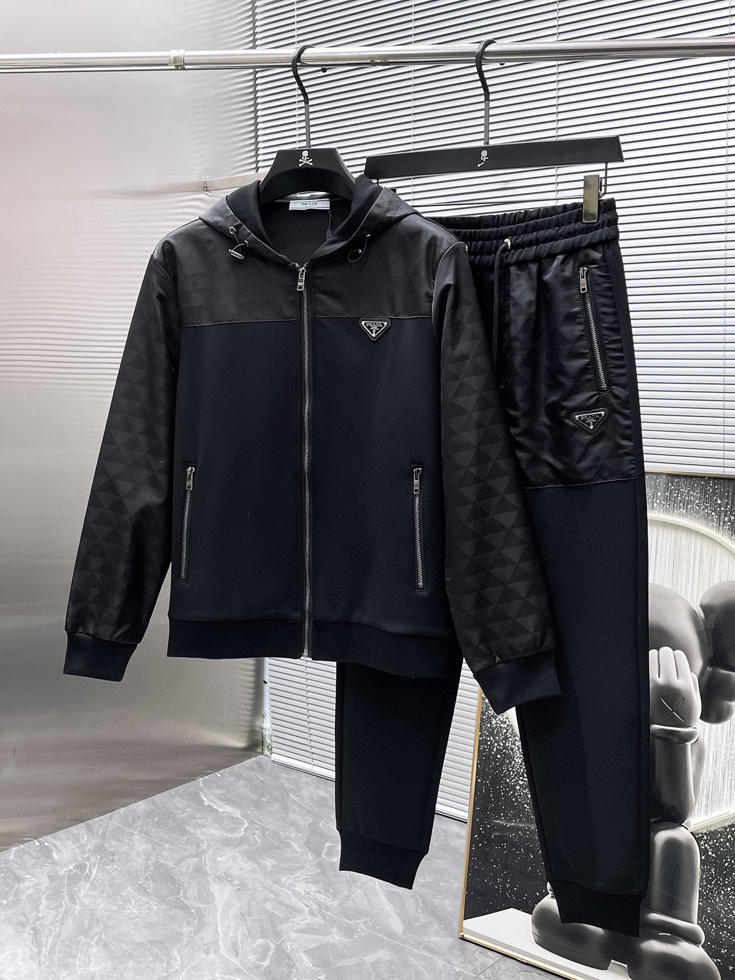 425💰 普拉达 爆款套装来袭  专注官网原版 2025全新爆款开衫套装 原单狠货🇭🇰倾注顶级设计师的精心之作 就为一个贴合、完美的上身效果 全天然优质天丝罗马棉100%，贴身的舒适感 高贵典雅！原厂五金无不彰显优雅高贵气质！专柜尺码：M-3XL（最大穿到190斤）