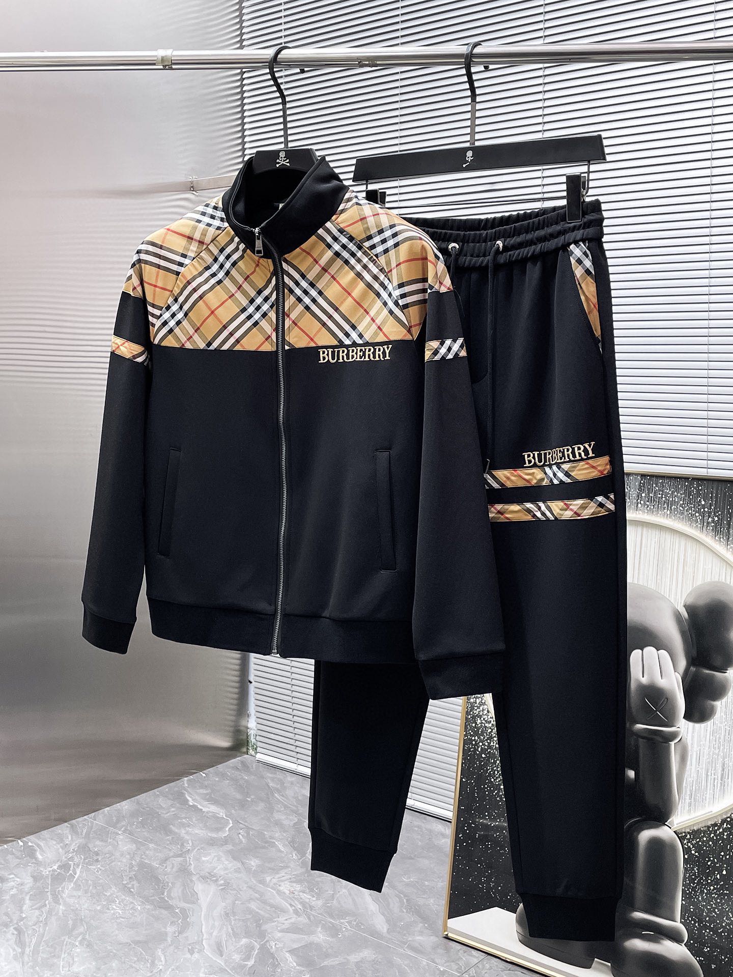 425💰 巴宝莉 爆款套装来袭 专注官网原版 2025全新爆款开衫套装 原单狠货🇭🇰倾注顶级设计师的精心之作 就为一个贴合、完美的上身效果 全天然优质天丝罗马棉100%,贴身的舒适感 高贵典雅!原厂五金无不彰显优雅高贵气质!专柜尺码:M-3XL(最大穿到190斤)