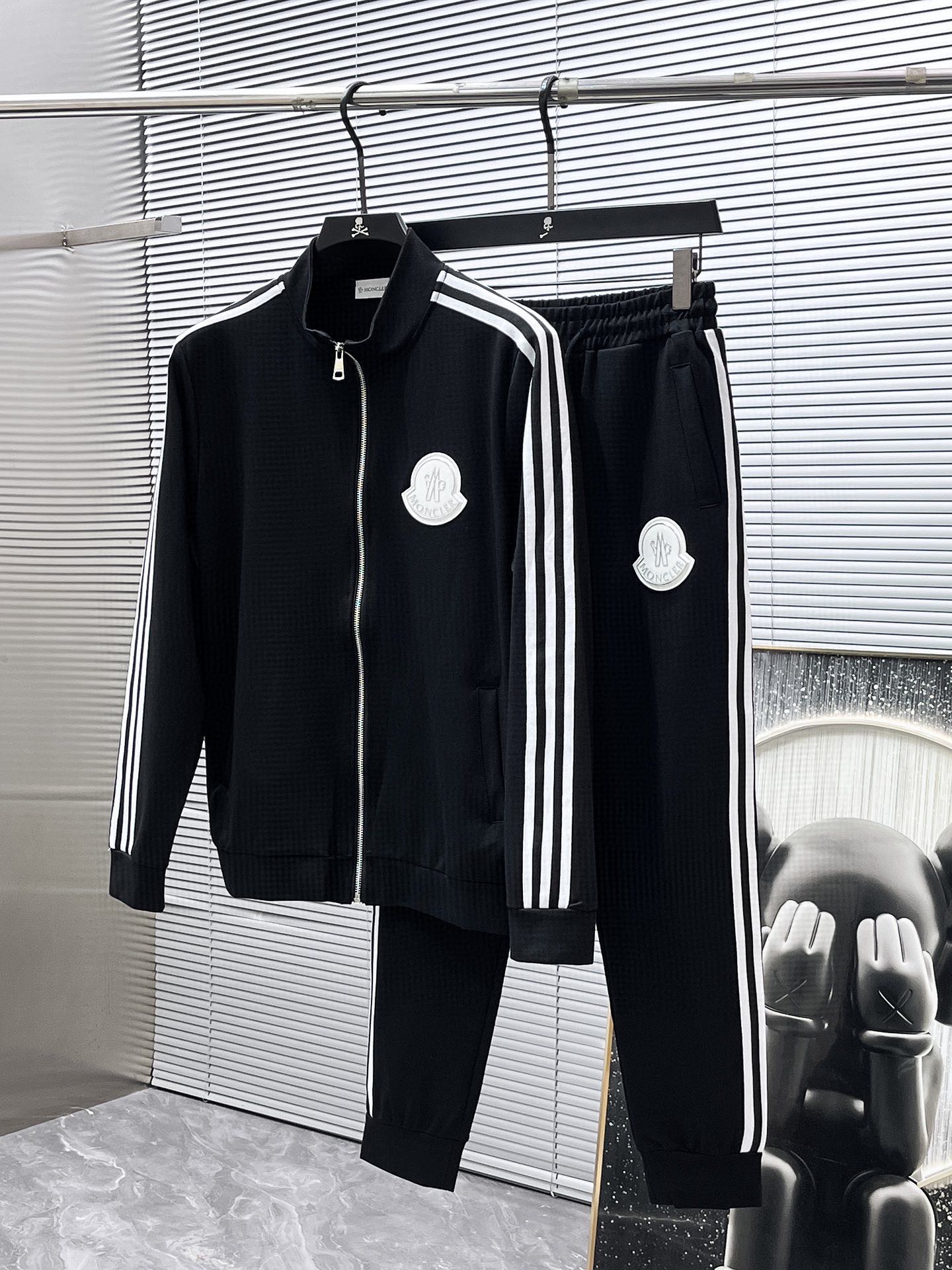 425💰 蒙口 爆款套装来袭  专注官网原版 2025全新爆款开衫套装 原单狠货🇭🇰倾注顶级设计师的精心之作 就为一个贴合、完美的上身效果 全天然优质天丝罗马棉100%，贴身的舒适感 高贵典雅！原厂五金无不彰显优雅高贵气质！专柜尺码：M-3XL（最大穿到190斤）