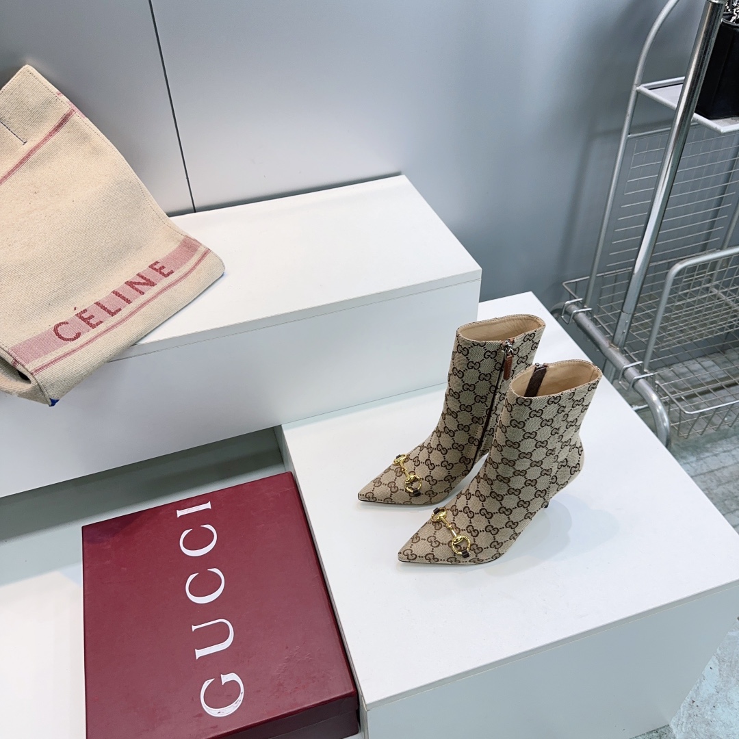 NO:628056,High quality!  Top quality Gucci Gucci 25ss autumn and winter new classic old floral cloth horse bit hardware buckle stiletto pointed toe short boots!  Reshape the winter ankle style with iconic aesthetics. The light gold tone horsebit is embellished on the boot upper, replicating the brand's 70-year-old classic symbol. Every metal texture hides a code of luxurious craftsmanship. The elastic fabric fits the ankle accurately, eliminating the sense of restraint, and naturally stretches with the gait when walking. The right thick heel design takes into account the stable foot feel and body modification. The thick heel is a friendly choice for novices in high heels. Paired with the delicate texture of the leather sole  From commuting trousers to weekend knitted skirts, you can easily connect retro and modern styles. The fabric is made of imported calfskin/patent leather/old floral fabric. The inner toes are all sheepskin. Italian imported genuine leather outsole. Heel height: about 8.5cm. Size: 35-42 (40/41/42 non-refundable). Comes with original packaging, boots, gucci, gucci, boots, high heels, skirts, business  suit,cowhide,sheepskin,leather soles19860909高品质！顶级品质Gucci古驰25ss秋冬新品经典老花布马衔五金扣细跟尖头短靴！ 以标志性美学重塑冬日踝间格调. 浅金色调马衔扣缀于靴面 复刻品牌七十载经典符号 每一处金属肌理都藏着奢华的匠心密码. 弹力面料与脚踝精准贴合 消解束缚感 行走间随步态自然舒展 恰到好处的粗跟设计 兼顾稳当脚感与身形修饰 粗跟堪称高跟鞋新手的友好之选. 搭配皮革鞋底的细腻质感 从通勤西装裤到周末针织裙 都能轻松衔接复古与现代风格. 面料采用进口小牛皮/漆皮/老花布 内里踮脚均为羊皮 意大利进口真皮大底 跟高:约8.5cm 码数:35-42（40/41/42定不退换） 配原版包装,靴子,gucci,gucci,boots,high heels,skirts,business suit,cowhide,sheepskin,Leather soles,Women's Shoes