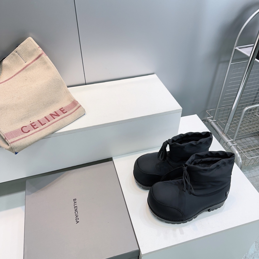 NO:628062,High quality woman!  Male 420!  Top quality couple's model!  BALENCIAGA Balenciaga 25ss new autumn and winter snow boots ski series thick-soled large-head waterproof down boots!  Skiwear's latest Alaska snow boots were originally purchased and developed!  The details and texture are perfectly reproduced!  The designer launched to explore the concepts of originality and appropriation in the fashion industry, paying tribute to heritage and classics with a new series!  Break the conventional design with the iconic Balenciaga abstraction and collide with new ideas that are witty and harmonious!  Original customized waterproof technical fabric, built-in duck down, warm, soft and comfortable, sheepskin feet, original open-molded non-slip rubber outsole, size: female 35-40 (40 customized, non-returnable): male 39-45 (45 customized, non-returnable), with original packaging, snow boots, balenciaga, balenciaga, boots, down jacket, sheepskin19860909高品质女！男420！顶级品质情侣款！BALENCIAGA巴黎世家25ss秋冬新款雪地靴滑雪系列厚底大头防水羽绒靴！ skiwear最新款阿拉斯加雪地靴 原版购入开发！细节质感完美复刻！ 设计师推出探索时尚界对于原创与挪用的概念、以全新系列致敬传承与经典！以标志性Balenciaga抽象打破常规设计 碰撞出诙谐又和谐的新创意！ 原版定制防水科技布料 内置鸭绒 保暖柔软舒适 羊皮垫脚 原版开模成型防滑橡胶大底 码数:女35-40（40定做不退换）  :男39-45（45定做不退换） 配原版包装,雪地靴,balenciaga,balenciaga,boots,down jacket,sheepskin,Women's Shoes