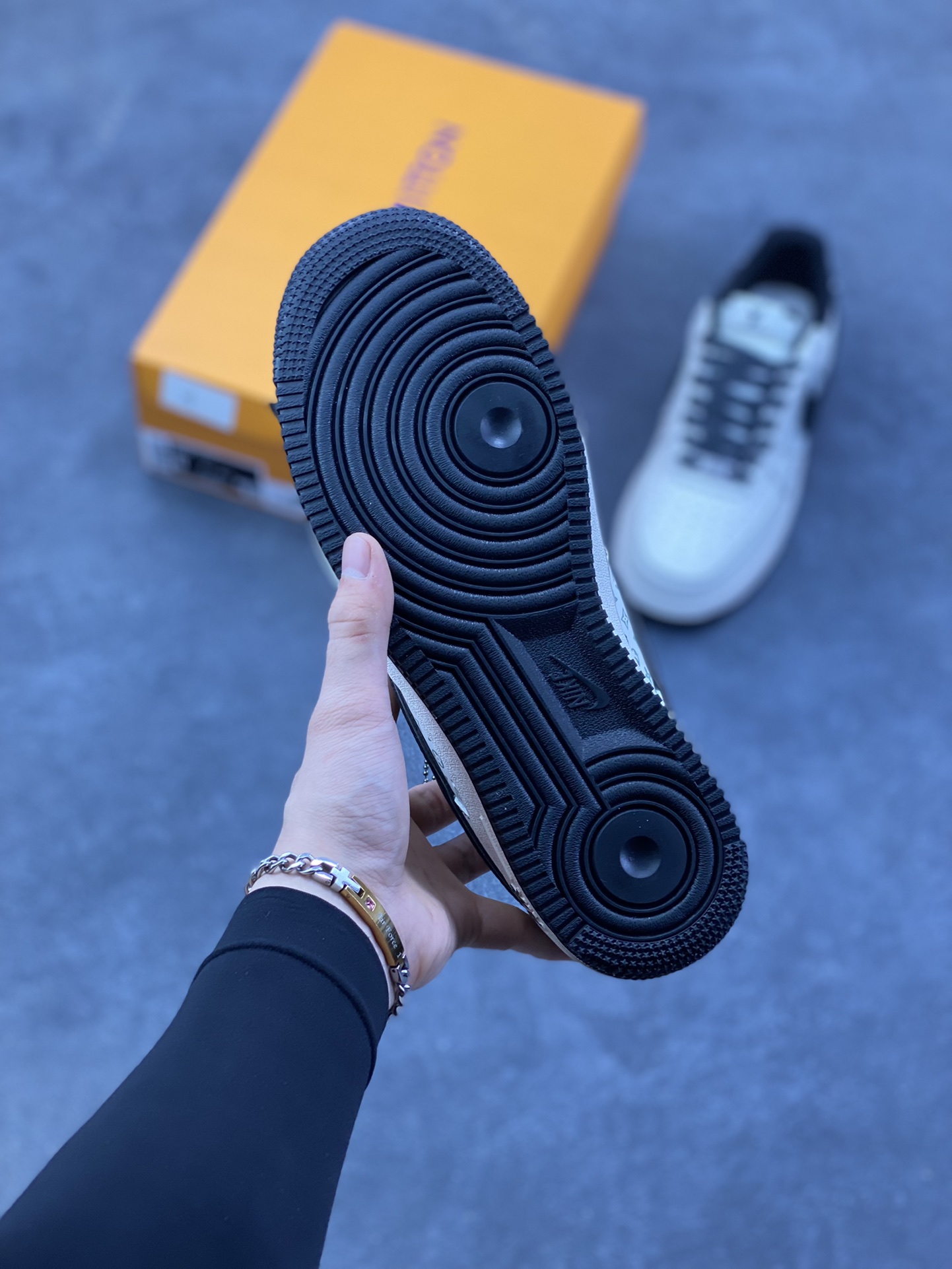 图片[5]-Nike Air Force 1 \’07 Low “LV联名——印花米黑勾”空军一号 高端定制 低帮 运动鞋 休闲鞋 折边针车 工艺难度大 原楦头原纸板 原装鞋盒 定制五金配件 内置全掌气垫 原厂鞋底 货号：HH7518-080 尺码：36 36.5 37.5 38 38.5 39 40 40.5 41 42 42.5 43 44 44.5 45-选品中心