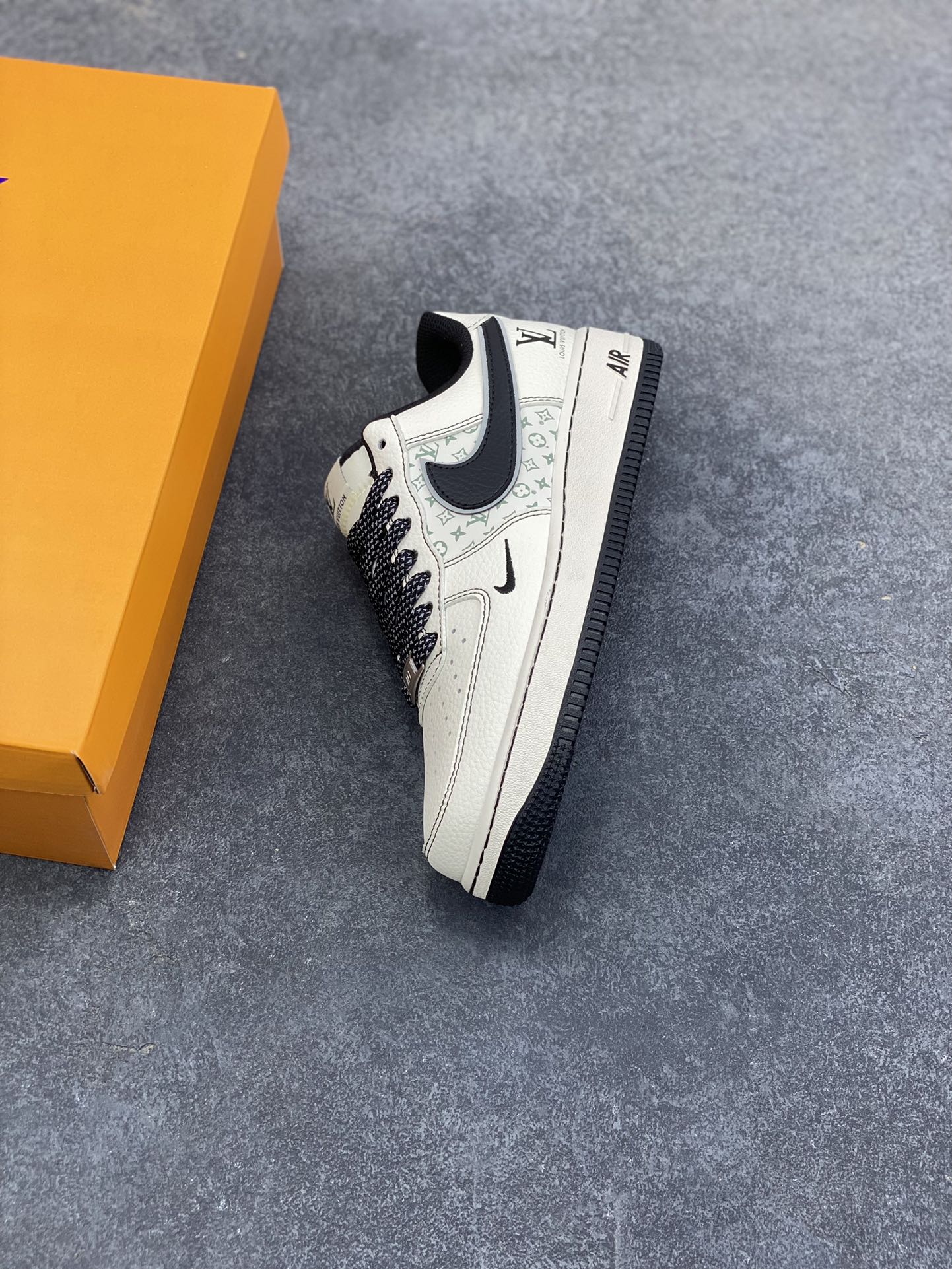 图片[7]-Nike Air Force 1 \’07 Low “LV联名——印花米黑勾”空军一号 高端定制 低帮 运动鞋 休闲鞋 折边针车 工艺难度大 原楦头原纸板 原装鞋盒 定制五金配件 内置全掌气垫 原厂鞋底 货号：HH7518-080 尺码：36 36.5 37.5 38 38.5 39 40 40.5 41 42 42.5 43 44 44.5 45-选品中心