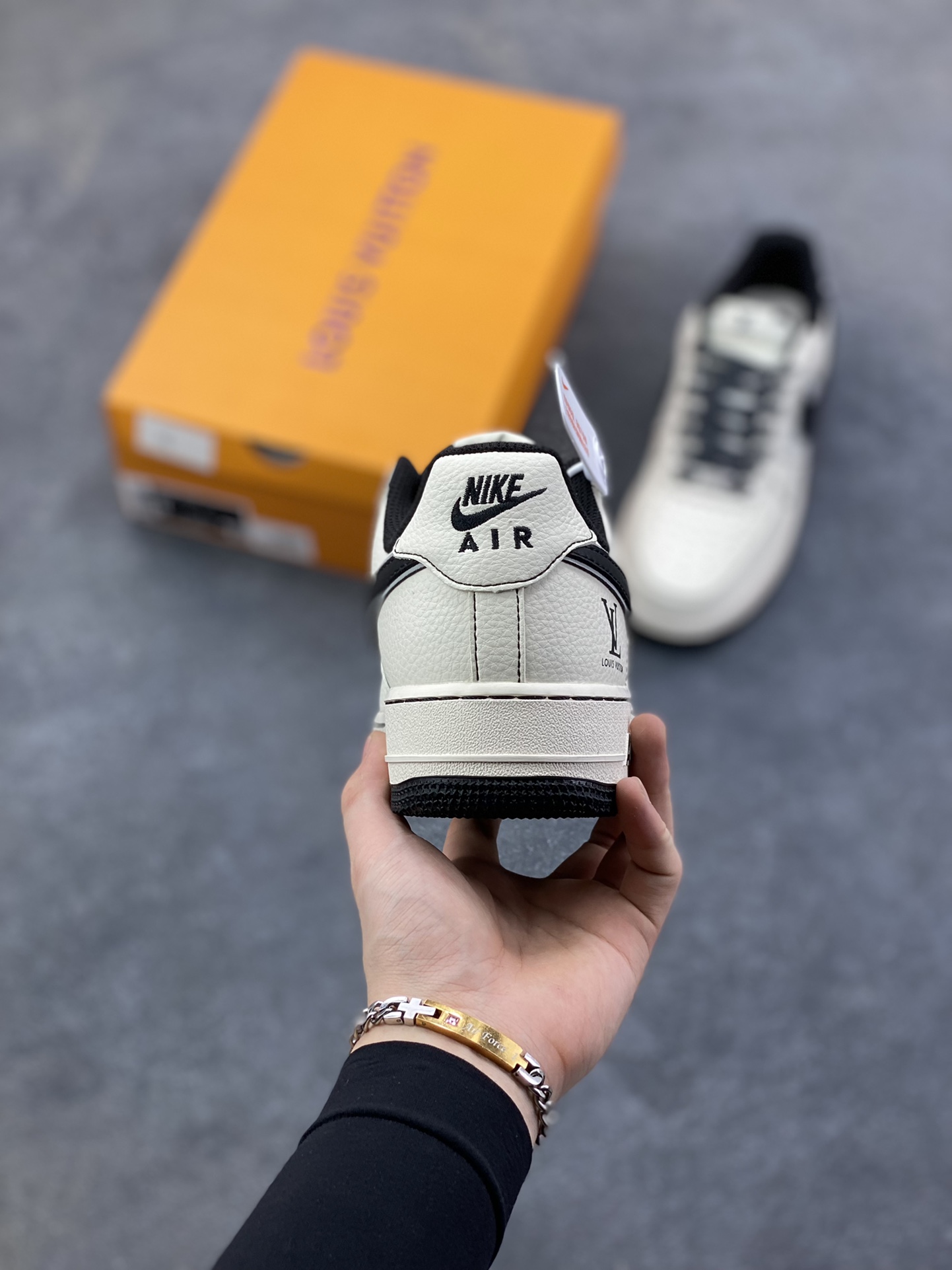 图片[4]-Nike Air Force 1 \’07 Low “LV联名——印花米黑勾”空军一号 高端定制 低帮 运动鞋 休闲鞋 折边针车 工艺难度大 原楦头原纸板 原装鞋盒 定制五金配件 内置全掌气垫 原厂鞋底 货号：HH7518-080 尺码：36 36.5 37.5 38 38.5 39 40 40.5 41 42 42.5 43 44 44.5 45-选品中心