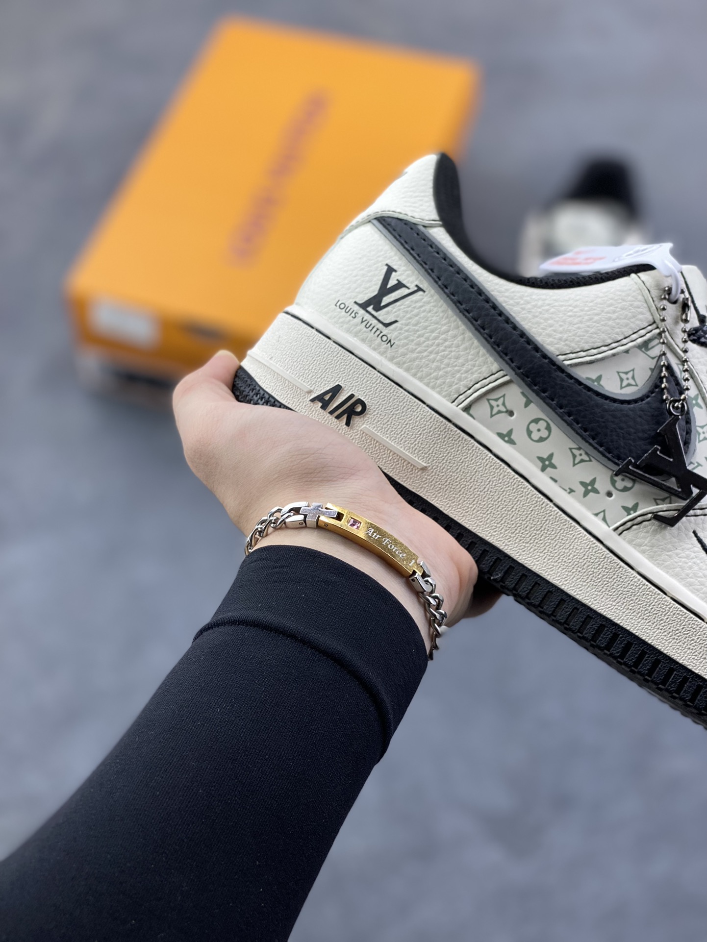 图片[6]-Nike Air Force 1 \’07 Low “LV联名——印花米黑勾”空军一号 高端定制 低帮 运动鞋 休闲鞋 折边针车 工艺难度大 原楦头原纸板 原装鞋盒 定制五金配件 内置全掌气垫 原厂鞋底 货号：HH7518-080 尺码：36 36.5 37.5 38 38.5 39 40 40.5 41 42 42.5 43 44 44.5 45-选品中心