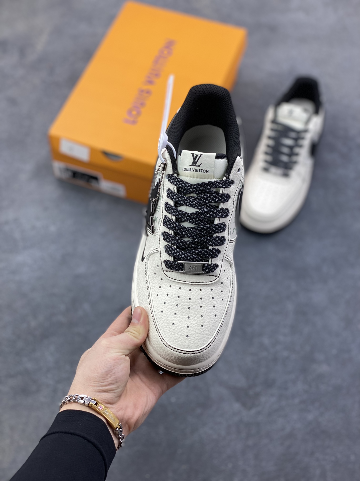 图片[2]-Nike Air Force 1 \’07 Low “LV联名——印花米黑勾”空军一号 高端定制 低帮 运动鞋 休闲鞋 折边针车 工艺难度大 原楦头原纸板 原装鞋盒 定制五金配件 内置全掌气垫 原厂鞋底 货号：HH7518-080 尺码：36 36.5 37.5 38 38.5 39 40 40.5 41 42 42.5 43 44 44.5 45-选品中心
