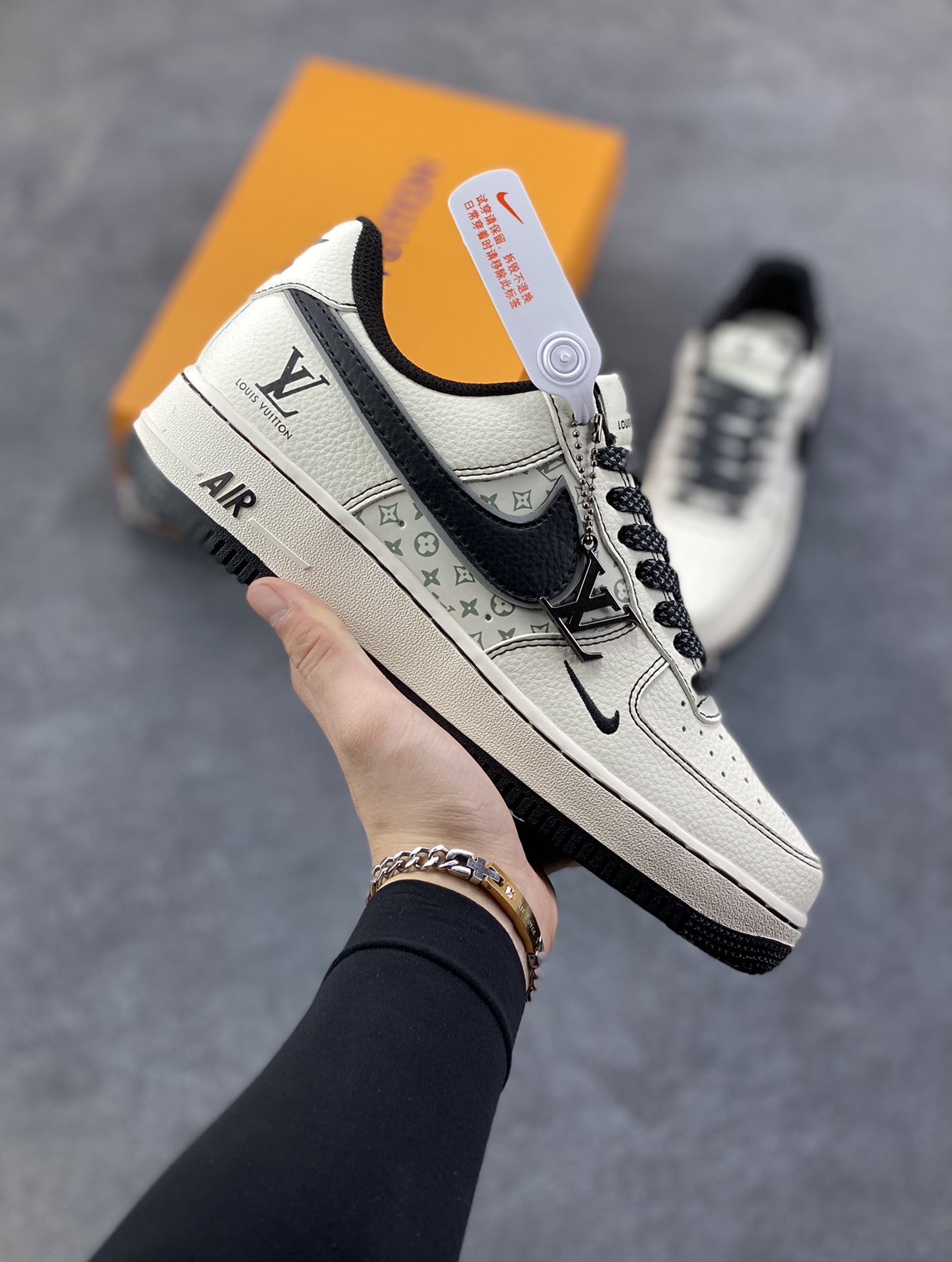 Nike Air Force 1 \’07 Low “LV联名——印花米黑勾”空军一号 高端定制 低帮 运动鞋 休闲鞋 折边针车 工艺难度大 原楦头原纸板 原装鞋盒 定制五金配件 内置全掌气垫 原厂鞋底 货号：HH7518-080 尺码：36 36.5 37.5 38 38.5 39 40 40.5 41 42 42.5 43 44 44.5 45-选品中心