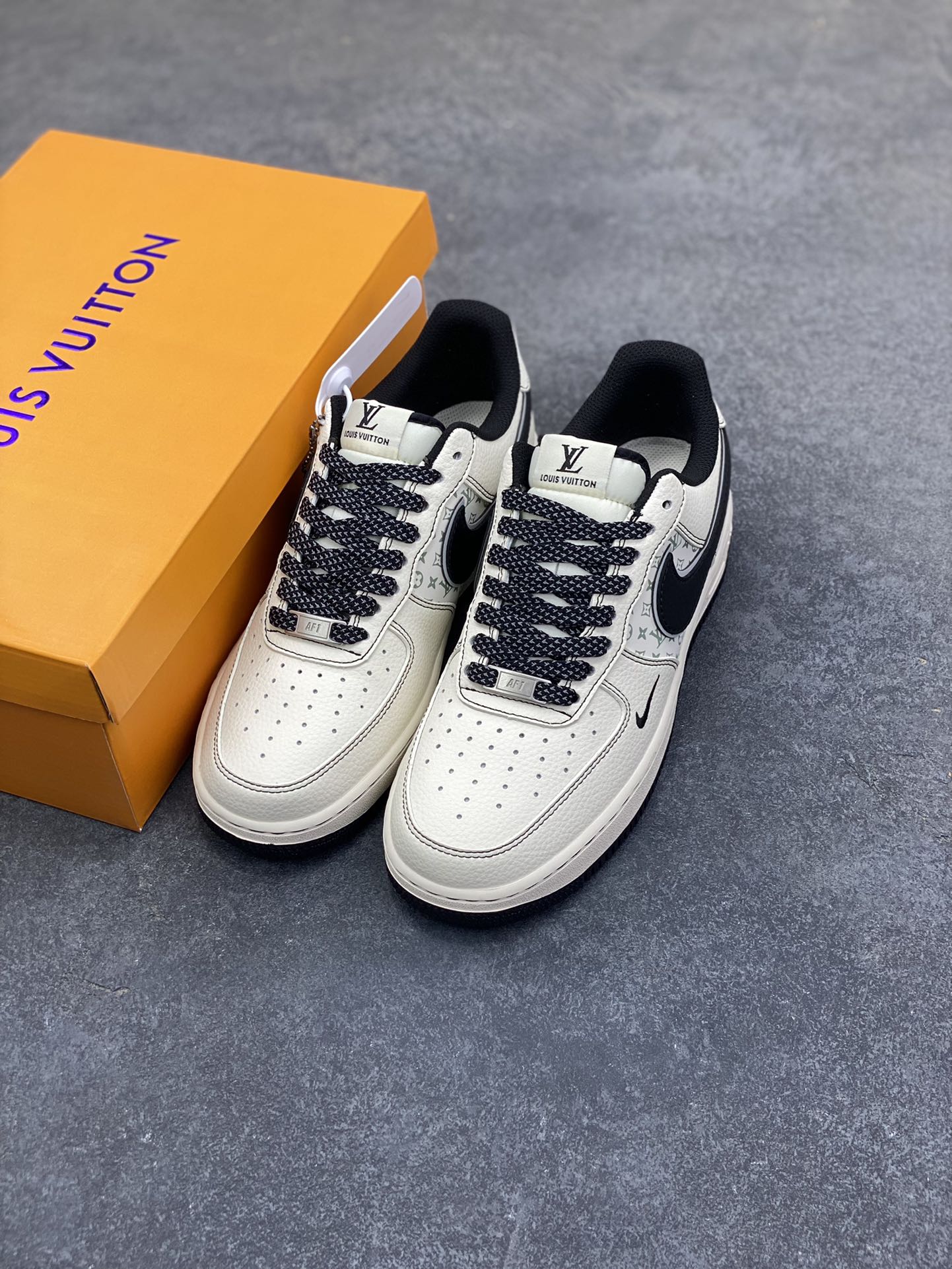 图片[8]-Nike Air Force 1 \’07 Low “LV联名——印花米黑勾”空军一号 高端定制 低帮 运动鞋 休闲鞋 折边针车 工艺难度大 原楦头原纸板 原装鞋盒 定制五金配件 内置全掌气垫 原厂鞋底 货号：HH7518-080 尺码：36 36.5 37.5 38 38.5 39 40 40.5 41 42 42.5 43 44 44.5 45-选品中心