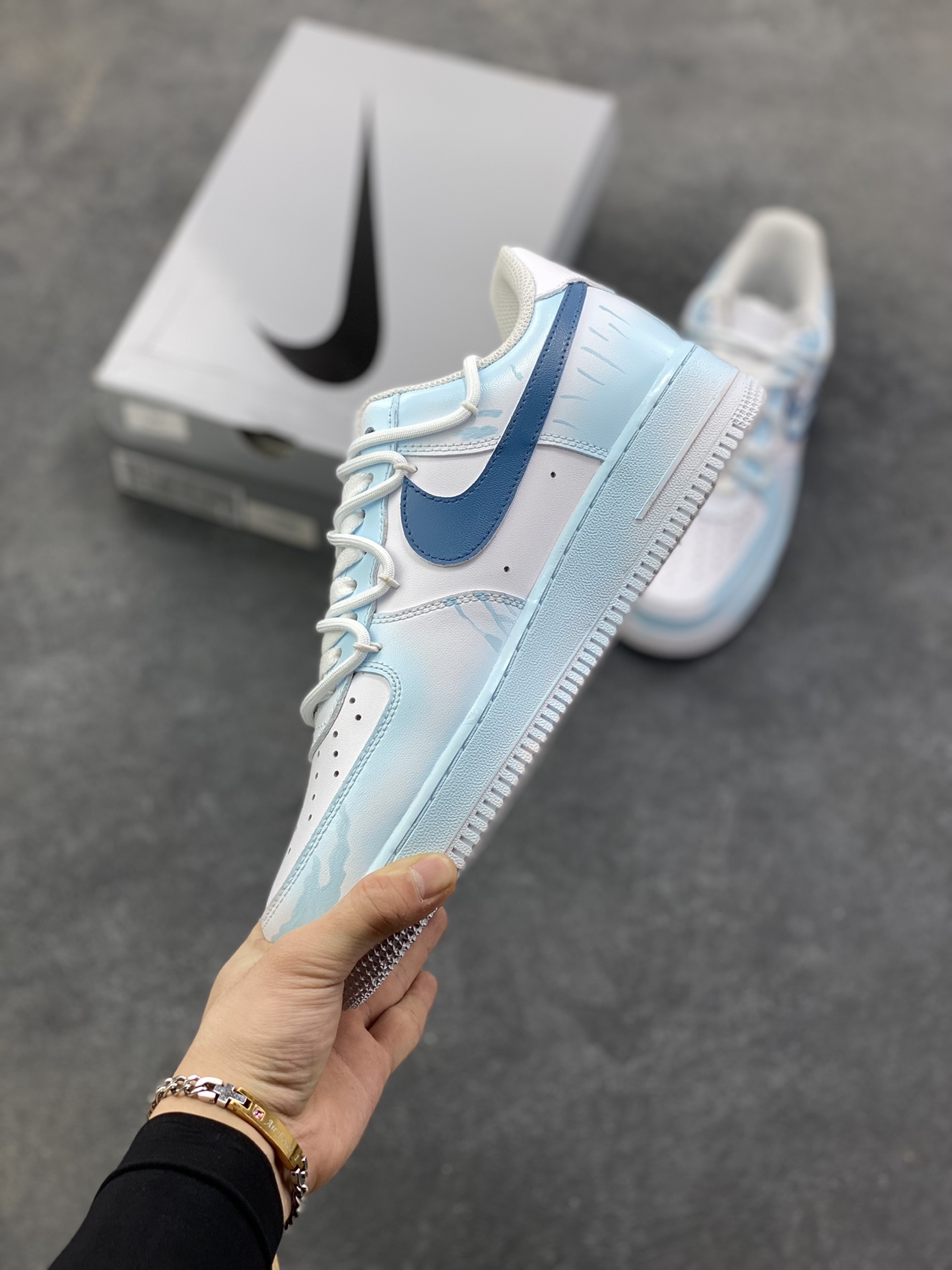 图片[3]-【定制球鞋】Nike Air Force 1 牛皮革 潮汐鱼影 渐变 手绘涂鸦 清爽高级 解构 复古经典 潮流百搭 耐磨 低帮 板鞋 男款 白蓝原楦头原纸板 原装鞋盒 定制五金配件 内置全掌气垫 原厂鞋底 货号：CW2288-111 尺码：36 36.5 37.5 38 38.5 39 40 40.5 41 42 42.5 43 44 44.5 45-选品中心