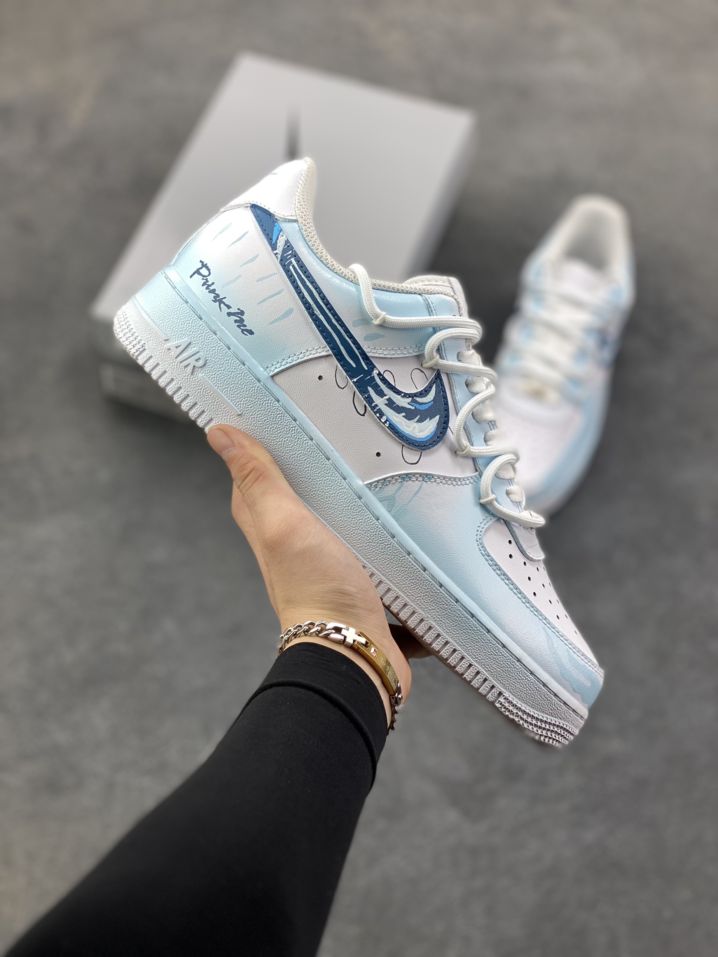 【定制球鞋】Nike Air Force 1 牛皮革 潮汐鱼影 渐变 手绘涂鸦 清爽高级 解构 复古经典 潮流百搭 耐磨 低帮 板鞋 男款 白蓝原楦头原纸板 原装鞋盒 定制五金配件 内置全掌气垫 原厂鞋底 货号：CW2288-111 尺码：36 36.5 37.5 38 38.5 39 40 40.5 41 42 42.5 43 44 44.5 45-选品中心