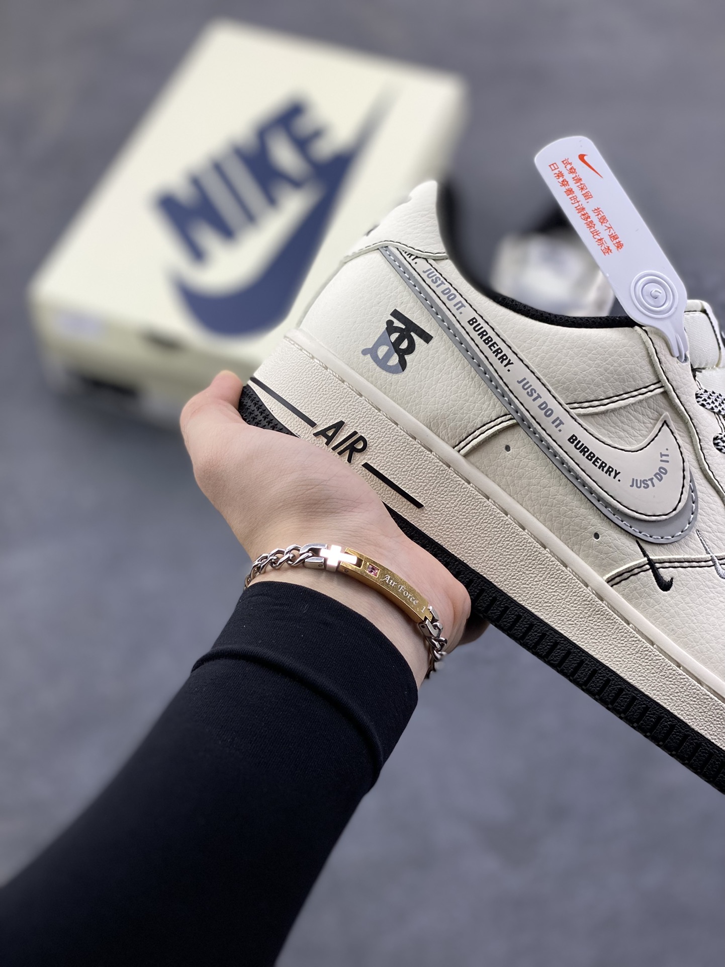 图片[6]-NIke Air Force 1 \’07 Low “巴宝莉联名——米黑灰电绣”空军一号 低帮 运动鞋 休闲鞋 折边针车 工艺难度大 原楦头原纸板 原装鞋盒 定制五金配件 内置全掌气垫 原厂鞋底 货号：JP8028-062 尺码：36 36.5 37.5 38 38.5 39 40 40.5 41 42 42.5 43 44 44.5 45-选品中心