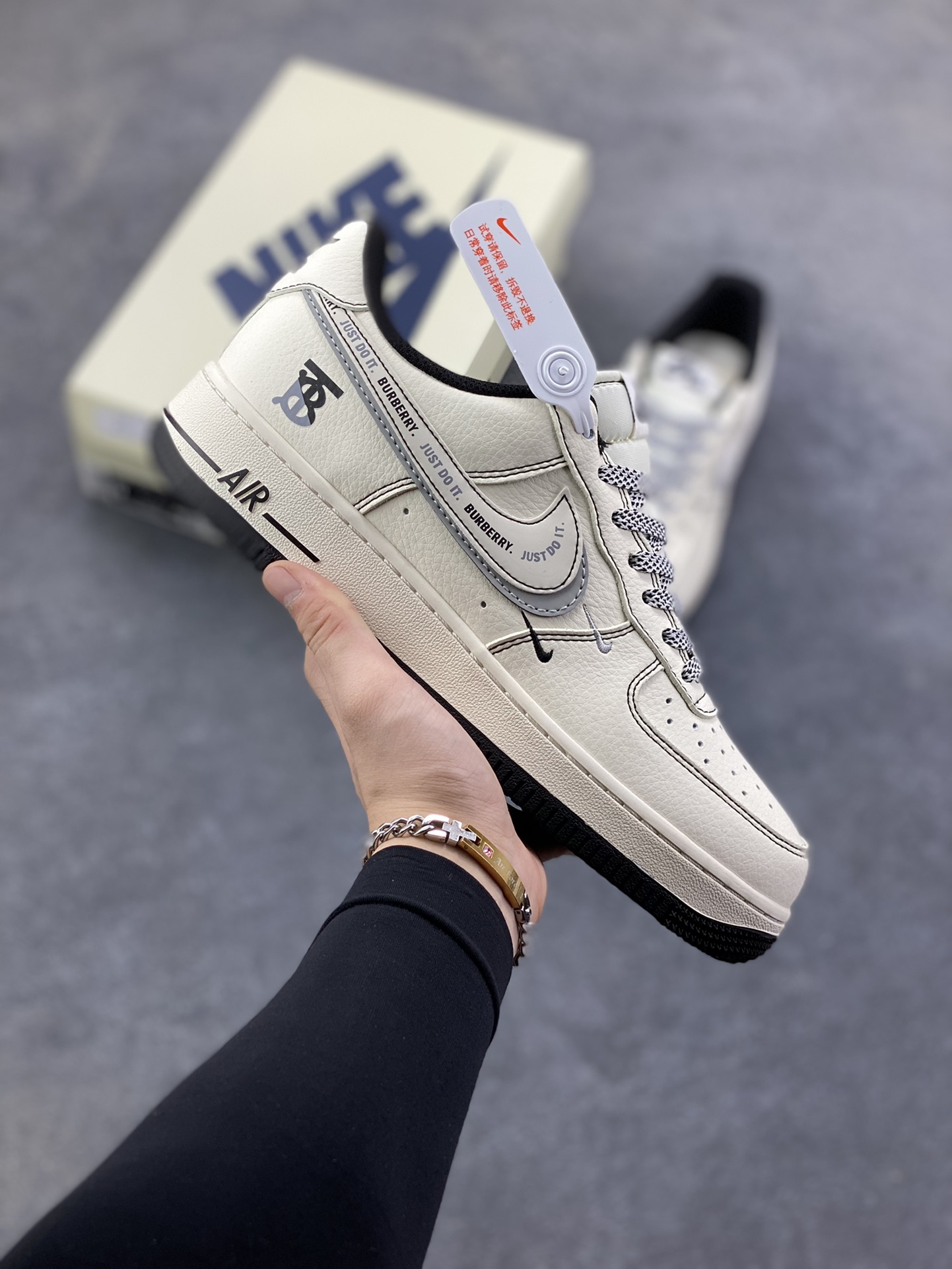 NIke Air Force 1 \’07 Low “巴宝莉联名——米黑灰电绣”空军一号 低帮 运动鞋 休闲鞋 折边针车 工艺难度大 原楦头原纸板 原装鞋盒 定制五金配件 内置全掌气垫 原厂鞋底 货号：JP8028-062 尺码：36 36.5 37.5 38 38.5 39 40 40.5 41 42 42.5 43 44 44.5 45-选品中心