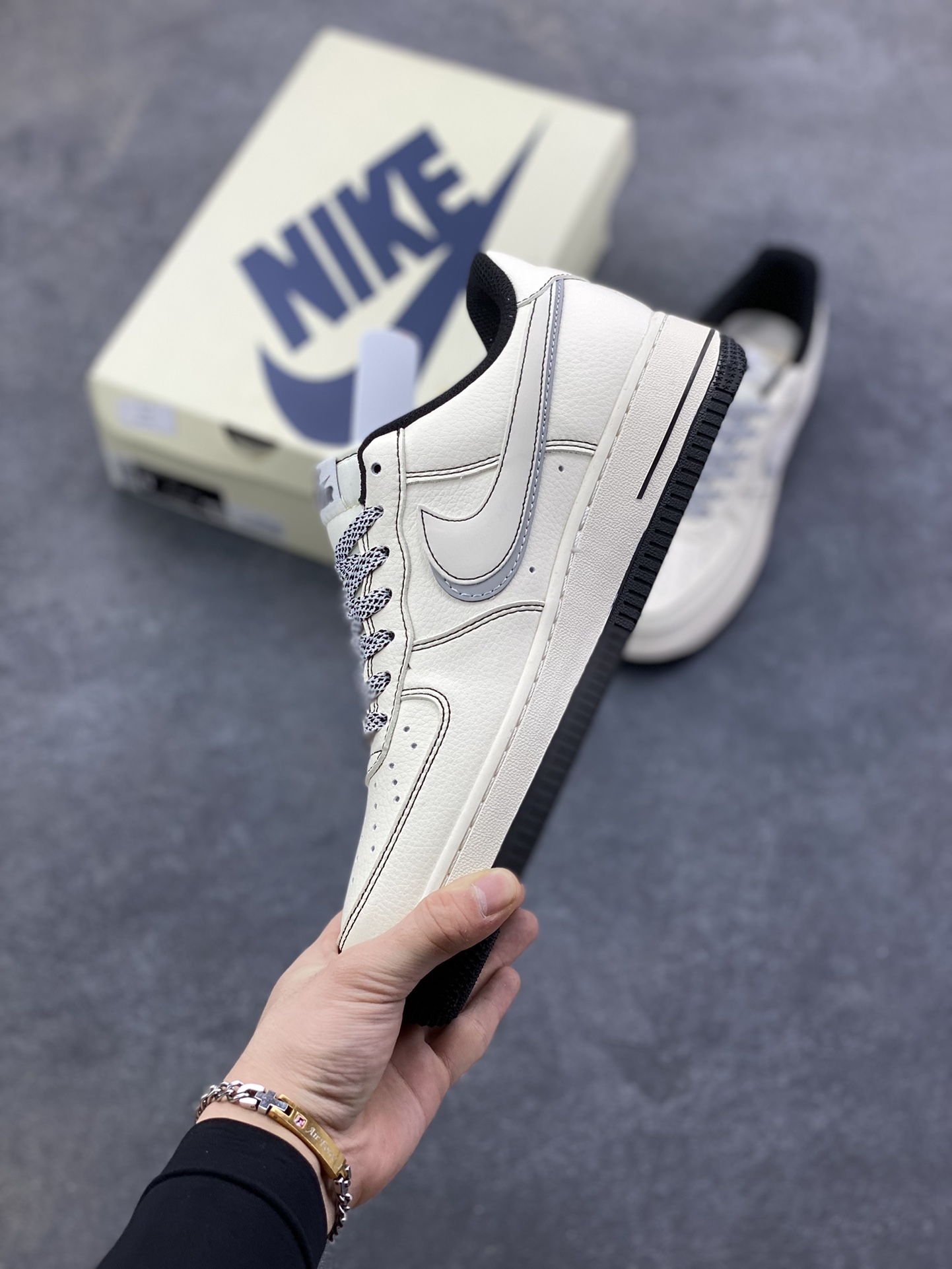 图片[3]-NIke Air Force 1 \’07 Low “巴宝莉联名——米黑灰电绣”空军一号 低帮 运动鞋 休闲鞋 折边针车 工艺难度大 原楦头原纸板 原装鞋盒 定制五金配件 内置全掌气垫 原厂鞋底 货号：JP8028-062 尺码：36 36.5 37.5 38 38.5 39 40 40.5 41 42 42.5 43 44 44.5 45-选品中心