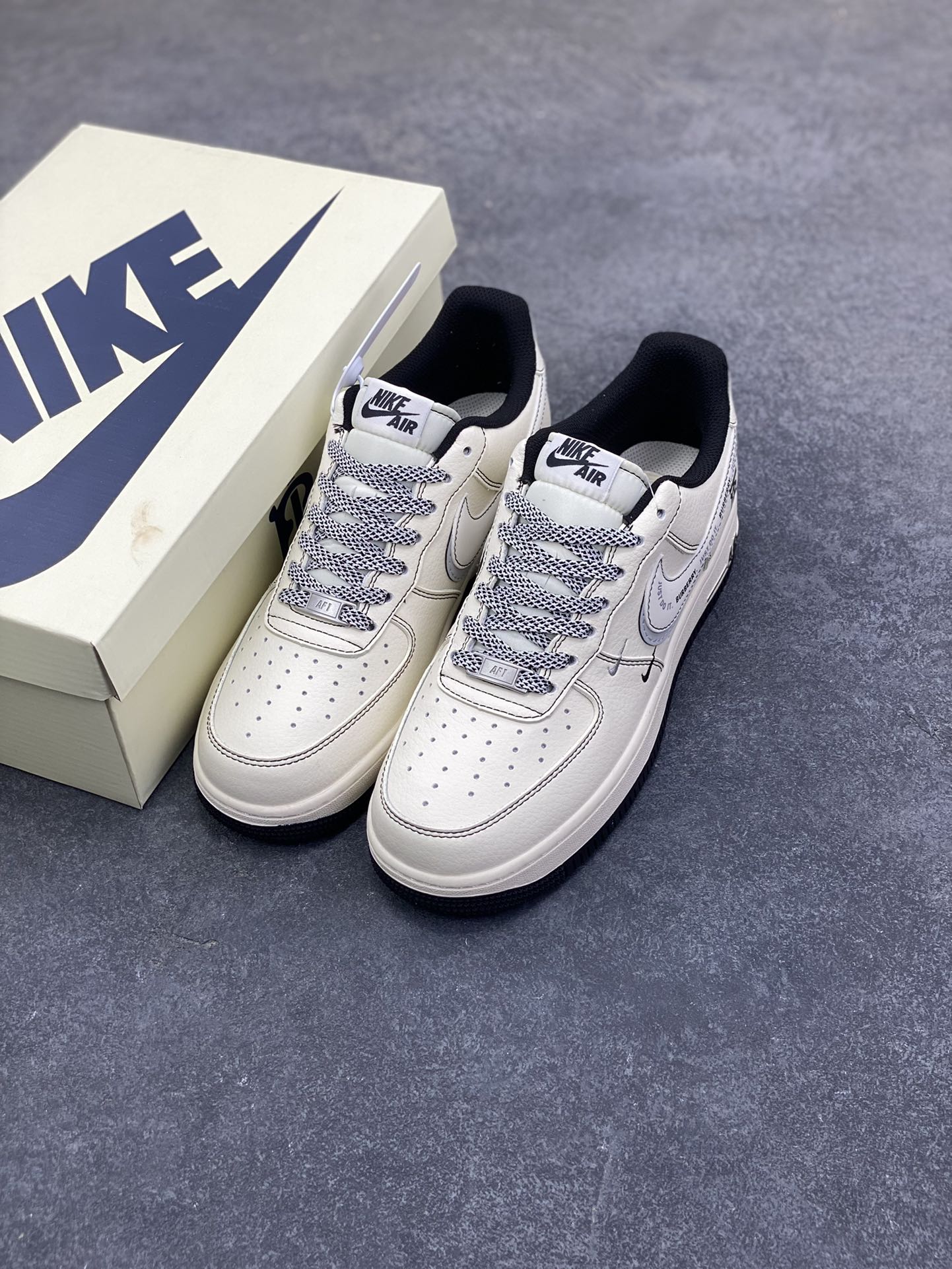 图片[8]-NIke Air Force 1 \’07 Low “巴宝莉联名——米黑灰电绣”空军一号 低帮 运动鞋 休闲鞋 折边针车 工艺难度大 原楦头原纸板 原装鞋盒 定制五金配件 内置全掌气垫 原厂鞋底 货号：JP8028-062 尺码：36 36.5 37.5 38 38.5 39 40 40.5 41 42 42.5 43 44 44.5 45-选品中心