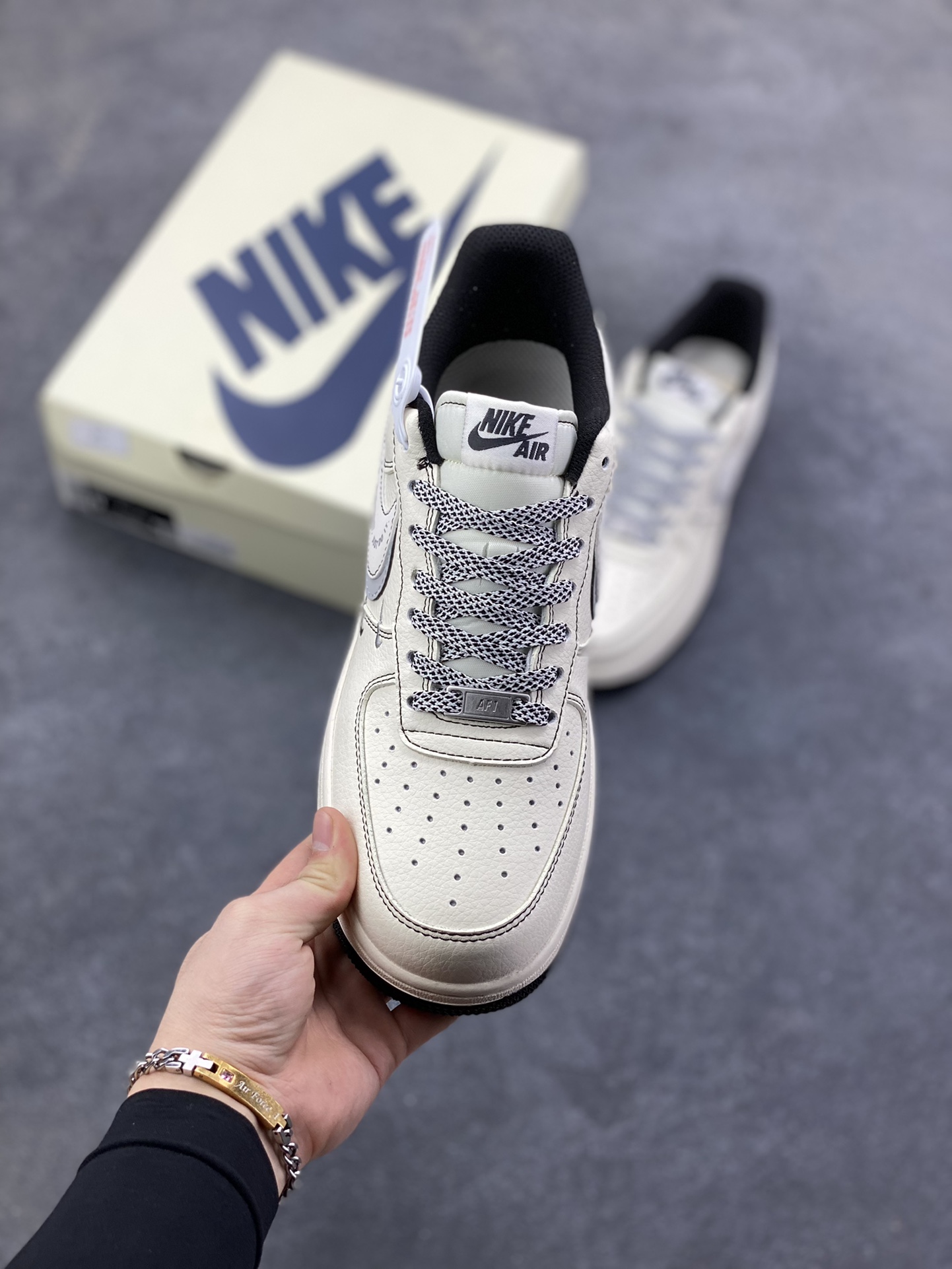 图片[2]-NIke Air Force 1 \’07 Low “巴宝莉联名——米黑灰电绣”空军一号 低帮 运动鞋 休闲鞋 折边针车 工艺难度大 原楦头原纸板 原装鞋盒 定制五金配件 内置全掌气垫 原厂鞋底 货号：JP8028-062 尺码：36 36.5 37.5 38 38.5 39 40 40.5 41 42 42.5 43 44 44.5 45-选品中心