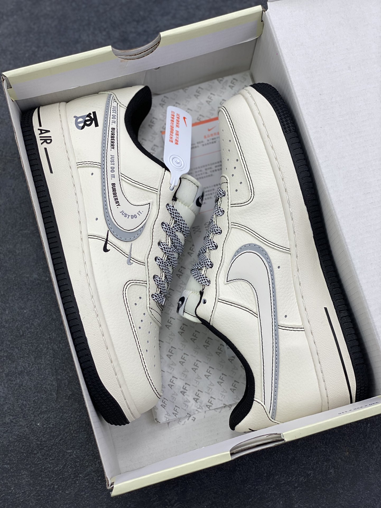 图片[9]-NIke Air Force 1 \’07 Low “巴宝莉联名——米黑灰电绣”空军一号 低帮 运动鞋 休闲鞋 折边针车 工艺难度大 原楦头原纸板 原装鞋盒 定制五金配件 内置全掌气垫 原厂鞋底 货号：JP8028-062 尺码：36 36.5 37.5 38 38.5 39 40 40.5 41 42 42.5 43 44 44.5 45-选品中心