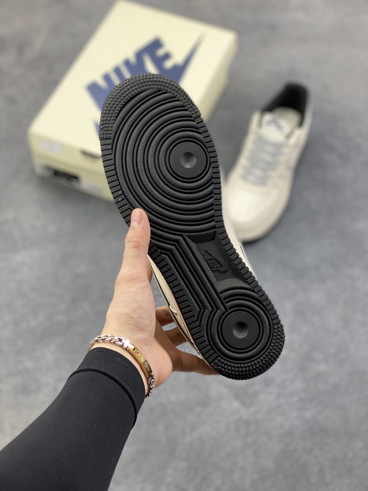 图片[5]-NIke Air Force 1 \’07 Low “巴宝莉联名——米黑灰电绣”空军一号 低帮 运动鞋 休闲鞋 折边针车 工艺难度大 原楦头原纸板 原装鞋盒 定制五金配件 内置全掌气垫 原厂鞋底 货号：JP8028-062 尺码：36 36.5 37.5 38 38.5 39 40 40.5 41 42 42.5 43 44 44.5 45-选品中心