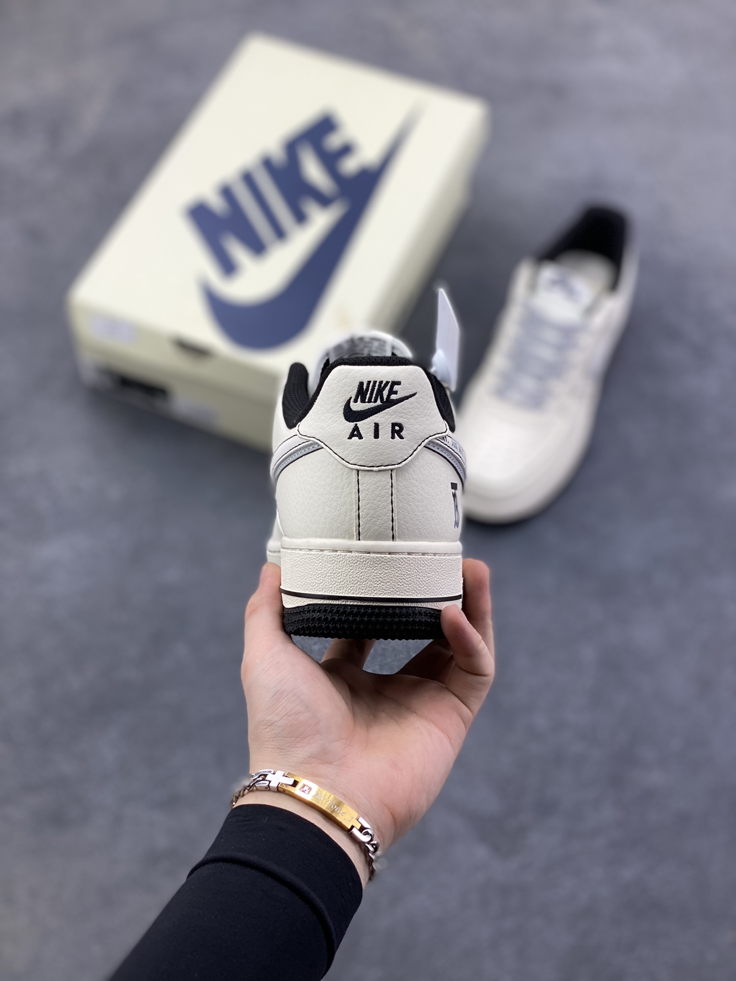 图片[4]-NIke Air Force 1 \’07 Low “巴宝莉联名——米黑灰电绣”空军一号 低帮 运动鞋 休闲鞋 折边针车 工艺难度大 原楦头原纸板 原装鞋盒 定制五金配件 内置全掌气垫 原厂鞋底 货号：JP8028-062 尺码：36 36.5 37.5 38 38.5 39 40 40.5 41 42 42.5 43 44 44.5 45-选品中心