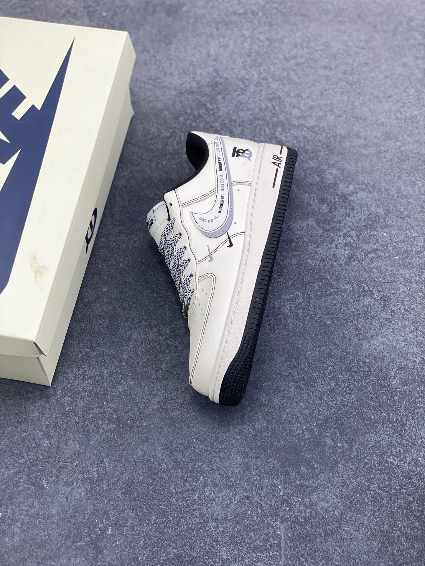 图片[7]-NIke Air Force 1 \’07 Low “巴宝莉联名——米黑灰电绣”空军一号 低帮 运动鞋 休闲鞋 折边针车 工艺难度大 原楦头原纸板 原装鞋盒 定制五金配件 内置全掌气垫 原厂鞋底 货号：JP8028-062 尺码：36 36.5 37.5 38 38.5 39 40 40.5 41 42 42.5 43 44 44.5 45-选品中心