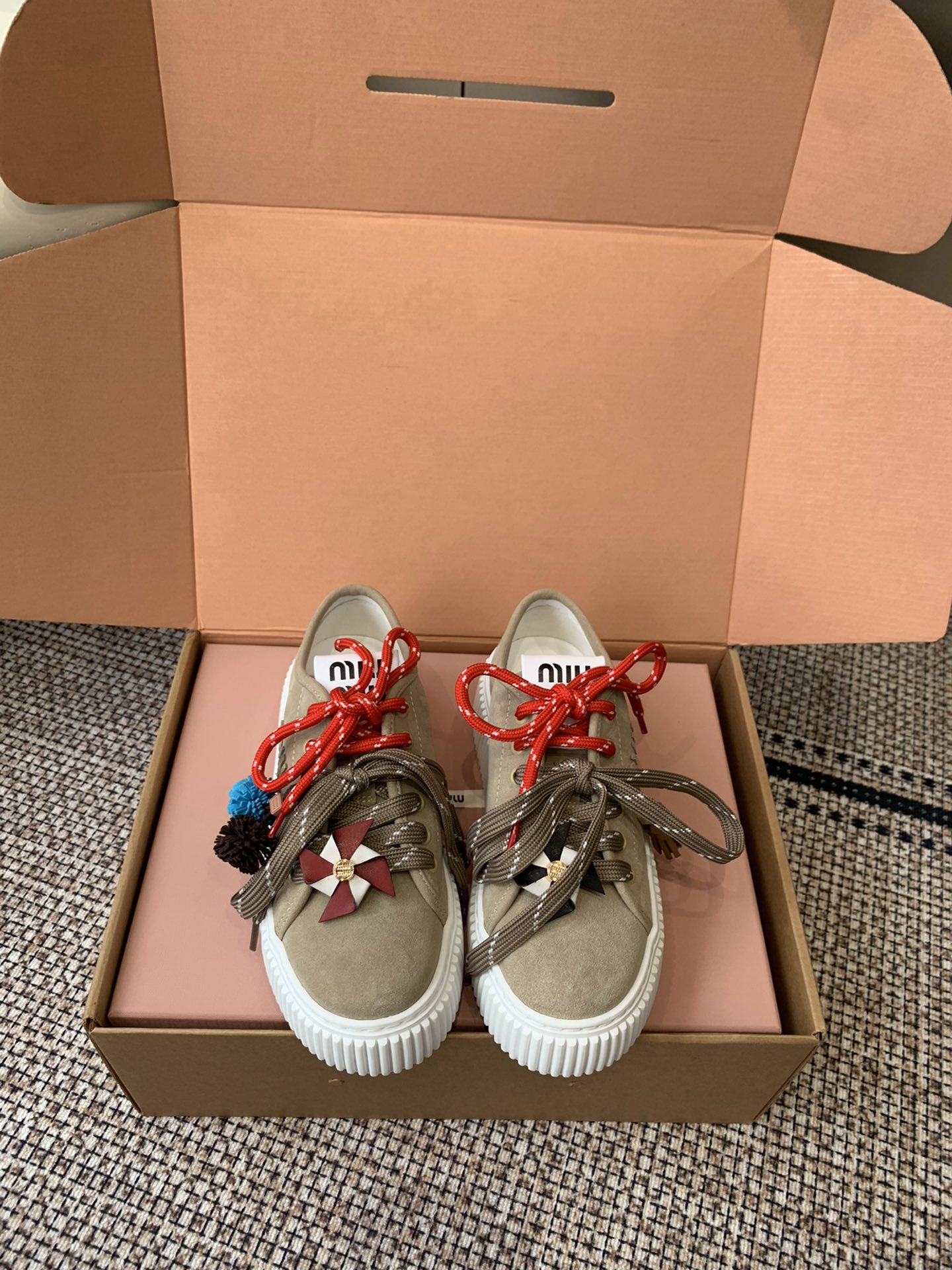 NO:615332,Lined in sheepskin, Miu Miu 25ss new autumn and winter thick-soled casual white shoes are full of top-quality original fabric texture. They are matched with classic 3D three-dimensional letter embroidery. The embroidered logo is three-dimensional and full, which instantly lights up the overall look. It is highly recognizable. IP ultra-light foam outsole is light and highly elastic. It can easily hold the scene whether it is daily outing or vacation travel. The upper is imported high mercerized cow suede, and the lining is sheepskin lining/lamb wool lining.  Original IP foam outsole, size 35-40 (customized at 40.41), casual shoes/sports shoes, miumiu, sneakers, sheepskin19860909羊皮里 Miu Miu 缪缪 25ss秋冬新款 厚底休闲小白鞋 顶级原版面料质感满满 搭配经典3D立体字母刺绣 刺绣logog立体饱满 瞬间点亮整体造型 辨识度拉满 IP超轻发泡大底 轻盈高弹. 无论是日常出街还是度假旅行 它都能轻松hold住场面 鞋面进口高丝光牛反绒 内里羊皮内里/羊羔毛内里 原版IP发泡大底 码数35-40（40.41订做）,休闲鞋/运动鞋毛毛鞋,miumiu,sneakers,sheepskin,Women's Shoes