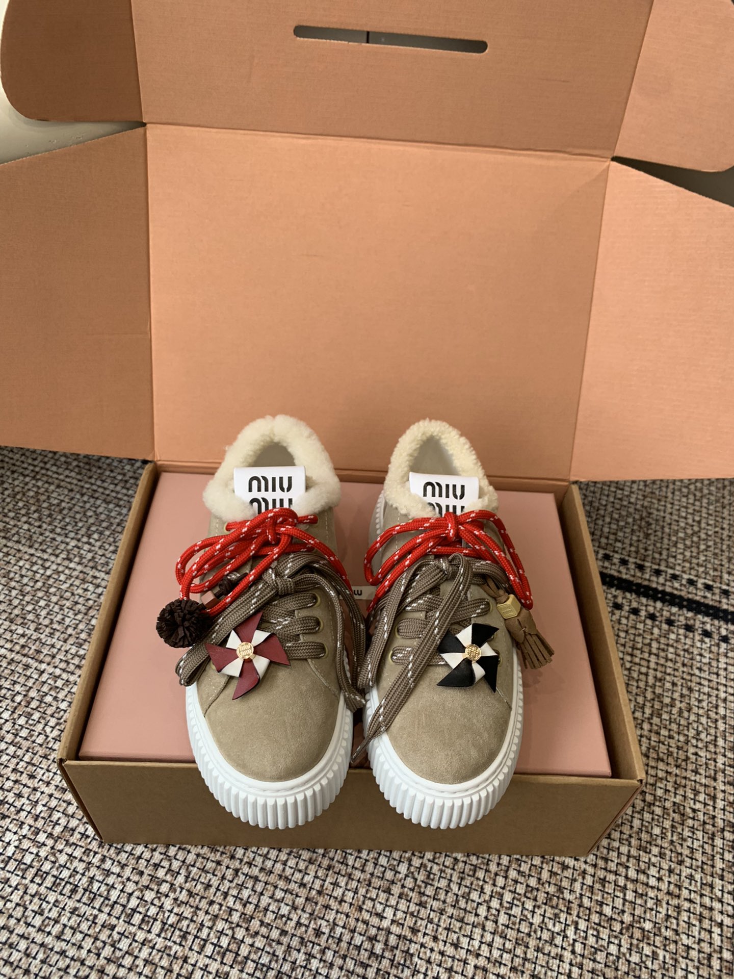 NO:615334,Wool-lined Miu Miu 25ss new autumn and winter thick-soled casual white shoes. The top-quality original fabric is full of texture. It is matched with classic 3D three-dimensional letter embroidery. The embroidered logo is three-dimensional and full. It instantly lights up the overall look. It is highly recognizable. IP ultra-light foam outsole is light and highly elastic. It can easily hold the scene whether it is daily outing or vacation travel. The upper is imported high mercerized smooth suede. The lining is sheepskin lining/lamb hair lining. Original IP foam outsole.  Size 35-40 (40.41 customized), casual shoes/sports shoes, fur shoes, miumiu, sneakers, sheepskin19860909羊毛里 Miu Miu 缪缪 25ss秋冬新款 厚底休闲小白鞋 顶级原版面料质感满满 搭配经典3D立体字母刺绣 刺绣logog立体饱满 瞬间点亮整体造型 辨识度拉满 IP超轻发泡大底 轻盈高弹. 无论是日常出街还是度假旅行 它都能轻松hold住场面 鞋面进口高丝光牛反绒 内里羊皮内里/羊羔毛内里 原版IP发泡大底 码数35-40（40.41订做）,休闲鞋/运动鞋毛毛鞋,miumiu,sneakers,sheepskin,Women's Shoes