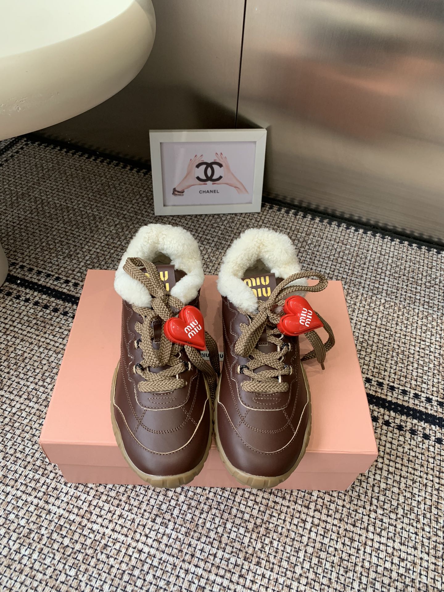 NO:615336,Miu Miu's latest autumn and winter styles, furry shoes, biscuit shoes, casual shoes (60 accessories), many celebrity Internet celebrities, the latest hot style of Miu family, avant-garde and bold design, Miu Miu style is integrated into the simple lines of this thick-soled canvas sneaker. Unique logos are decorated on the tongue and back, embellishment with retro design, adding iconic elements. Thick-soled design defines avant-garde modern style. Fabric cowhide, real wool lining, super warm, original open-molded non-slip rubber outsole  Size 35-40 (40 is custom-made and non-refundable), casual shoes/sports shoes, fur shoes, miumiu, sneakers, cowhide19860909MiuMiu缪缪秋冬最新款 毛毛鞋 饼干鞋 休闲鞋（配饰60） 超多明星网红种草 miu家最新爆款 前卫大胆的设计 Miu Miu风格融于此款厚底帆布运动鞋的简约线条 别致徽标饰于鞋舌与背面 点缀复古设计 平添标志性元素 厚底设计定义前卫的现代风格. 面料牛皮 内里真羊毛超级暖和 鞋底原版开模防滑橡胶大底 码数35-40（40定做不退换）,休闲鞋/运动鞋毛毛鞋,miumiu,sneakers,cowhide,Women's Shoes