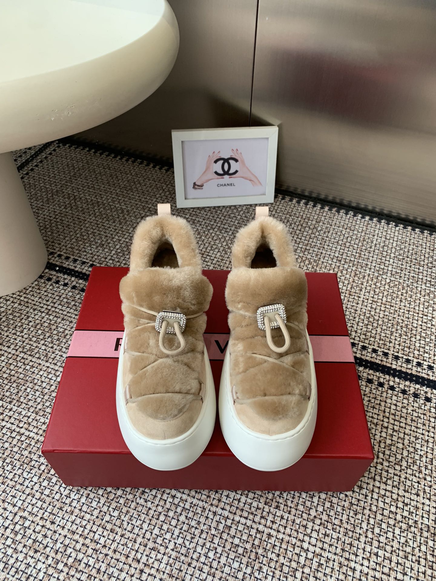 NO:615330,Roger vivor | RV 25WF new product, thick-soled snow boots. The uppers are crafted with Italian craftsmanship and are wrapped with sheep wool imported from Australia. Each step is filled with spring-like warmth. The thick-soled design hides ingenuity and is a blessing for little people. It not only continues the fashion tension of the brand's thick-soled shoes, but also uses a rubber foam outsole to build a solid non-slip foundation. It is not only a warm tool to resist the cold, but also a finishing touch to brighten the look, letting the classic square buckle shine.  Continue to shine in the cold winter. Size 35-41 (40.41 custom-made), snow boots, roger vivor, boots19860909Roger vivier | RV 25WF新品 厚底雪地靴 意大利匠心工艺雕琢的鞋面 与澳洲进口绵羊毛内里包裹 让每一步都踏在春日般的暖意中 厚底设计暗藏巧思 堪称小个子福音 既延续品牌厚底鞋履的时尚张力 又以橡胶发泡大底筑牢防滑根基 它既是抵御严寒的保暖利器 亦是点亮造型的点睛之笔 让经典方扣的光芒 在寒冬里持续闪耀 码数35-41（40.41定做）,雪地靴,roger vivier,boots,Women's Shoes