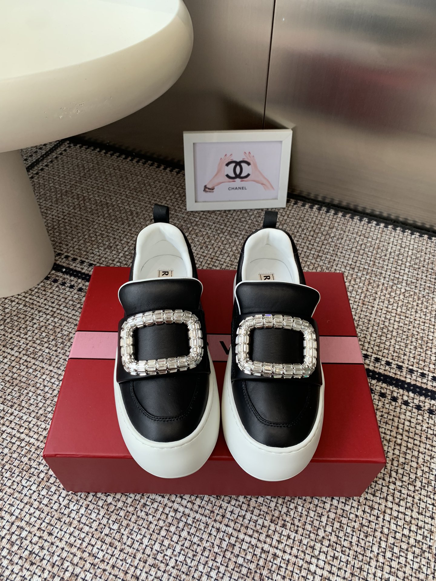 NO:615326,Roger Vivier RV Diamond Buckle Thick Sole White Shoes Bread Shoes Dream Love Shoes RV Diamond Buckle White Shoes The trend of light sports is here. Simple sports shoes are eye-catching with sole flower patterns. They cleverly combine urban fashion and practical functions. This model is made of soft leather and is embellished with diamond buckles. The sole is super soft. Super light weight. Height 5CM. Perfect workmanship details. Very comfortable on the foot. Elegant and versatile. Original custom-made rubber foam outsole for the sole. Material  Original customized sheepskin lining sheepskin code number 35-40 (customized 40 41), loafers, roger vivor, loafers, sneakers, sheepskin19860909Roger vivier 罗杰维维亚 RV 钻扣厚底小白鞋 面包鞋 梦中情鞋RV钻扣小白鞋 轻运动风潮来袭 简便运动鞋以鞋底花型图案令人眼前一亮 巧妙释合都市时尚与实用功能 本款运以柔软皮革制成 点缀闪钻饰扣 鞋底超级柔软 重量超级轻 高度5CM 做工细节完美 上脚非常舒适 高雅百搭 鞋底原版定制橡胶发泡大底 材质 原版定制绵羊皮 内里 羊皮 码数35-40（40 41定做）,乐福鞋,roger vivier,loafers,sneakers,sheepskin,Women's Shoes