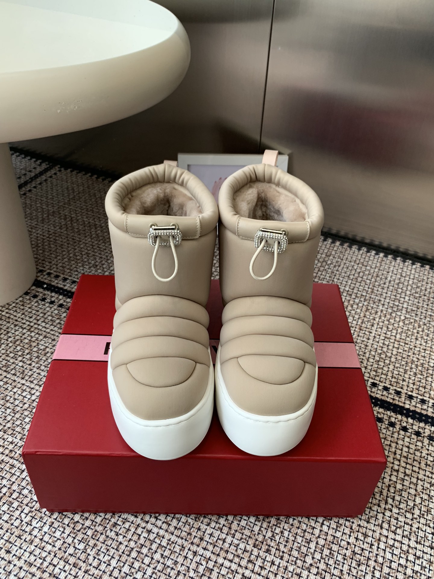 NO:615324,Roger vivor | RV 25WF new product, thick-soled snow boots. The uppers are crafted with Italian craftsmanship and are wrapped with sheep wool imported from Australia. Each step is filled with spring-like warmth. The thick-soled design hides ingenuity and is a blessing for little people. It not only continues the fashion tension of the brand's thick-soled shoes, but also uses a rubber foam outsole to build a solid non-slip foundation. It is not only a warm tool to resist the cold, but also a finishing touch to brighten the look, letting the classic square buckle shine.  Continue to shine in the cold winter. Size 35-41 (40.41 custom-made), snow boots, roger vivor, boots19860909Roger vivier | RV 25WF新品 厚底雪地靴 意大利匠心工艺雕琢的鞋面 与澳洲进口绵羊毛内里包裹 让每一步都踏在春日般的暖意中 厚底设计暗藏巧思 堪称小个子福音 既延续品牌厚底鞋履的时尚张力 又以橡胶发泡大底筑牢防滑根基 它既是抵御严寒的保暖利器 亦是点亮造型的点睛之笔 让经典方扣的光芒 在寒冬里持续闪耀 码数35-41（40.41定做）,雪地靴,roger vivier,boots,Women's Shoes