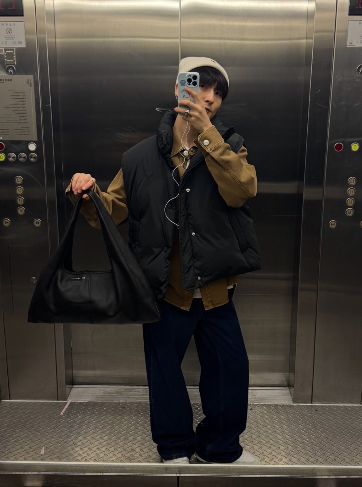 NO:611484,Ami down vest. Silhouette tailoring. Especially suitable for layering. Very nice~ Small stand-up collar. Snap-button closure. Polyester fabric. Soft and smooth to the touch. 90 white duck down filling. High-density lining with anti-drilling velvet. Good thermal insulation. Size XS, S, M, L,, down jacket, alexander wang19860909Ami 羽绒马甲 廓形剪裁 特别适合叠穿搭配 很nice～ 小立领 按扣开合 聚酯纤维面料 触感轻柔顺滑 90白鸭绒填充 高密度内胆防钻绒 保暖效果好 码数XS,S,M,L,,down jacket,alexander wang,Men's clothing