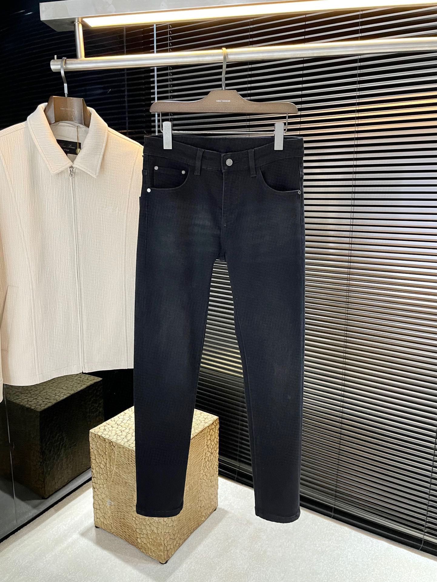 NO:610855,P LOUIS VUIT (Louis) 2025 new autumn and winter jeans Imported Italian high-definition denim fabrics Fashionable and casual Regular fit Micro-elastic fabric The fabric is comfortable and soft, breaking the fabric feel of conventional denim, not stuffy, and extremely comfortable. Casual and versatile, long-term washing does not deform, the upper body effect is excellent. Generous and elegant tailoring, the design is constantly innovating but always maintains a noble and elegant style and taste, interpreting fashion charm Small straight version Fashionable products Counter size  29-38 (37),,louis vuitton,louis vuitton,jeans,alexander wang19860909P  LOUIS VUIT（路易）2025秋冬新款牛仔裤 进口意大利高定牛仔面料 时尚休闲 常规版型 微弹力面料 面料舒适柔软,突破常规牛仔的面料手感,不闷热,舒适感极佳.随意百搭 久洗不变形 上身效果极佳.大方优雅的剪裁,设计不断创新却始终保持着高贵优雅的风格和品位 演绎时尚魅惑 版型小直筒 时尚佳品 专柜码数 29-38（37）,,louis vuitton,louis vuitton,jeans,alexander wang,Men's clothing