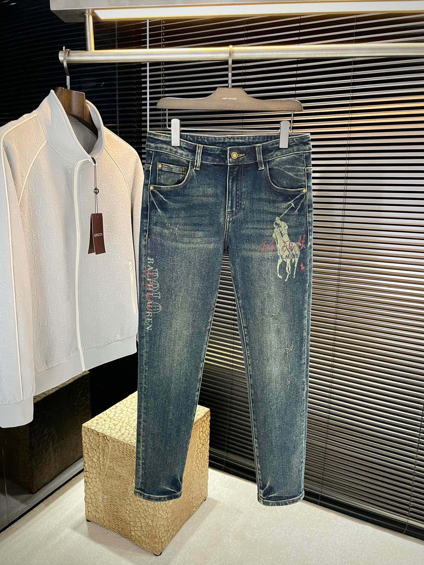 NO:610857,P Ralph Laur Paul's 2025 autumn and winter new jeans Imported Italian high-definition denim fabrics Fashionable and casual Regular fit Micro-elastic fabric The fabric is comfortable and soft, breaking the feel of conventional denim fabrics, not stuffy, and extremely comfortable. Casual and versatile, long-term washing does not deform, the upper body effect is excellent. Generous and elegant tailoring, the design is constantly innovating but always maintains a noble and elegant style and taste, interpreting fashion charm Small straight version Fashionable goods Counter size  29-38(37),,loro piana,jeans,alexander wang19860909P  拉夫劳Ralph Laur保罗 2025秋冬新款牛仔裤 进口意大利高定牛仔面料 时尚休闲 常规版型 微弹力面料 面料舒适柔软,突破常规牛仔的面料手感,不闷热,舒适感极佳.随意百搭 久洗不变形 上身效果极佳.大方优雅的剪裁,设计不断创新却始终保持着高贵优雅的风格和品位 演绎时尚魅惑 版型小直筒 时尚佳品 专柜码数 29-38（37）,,loro piana,jeans,alexander wang,Men's clothing