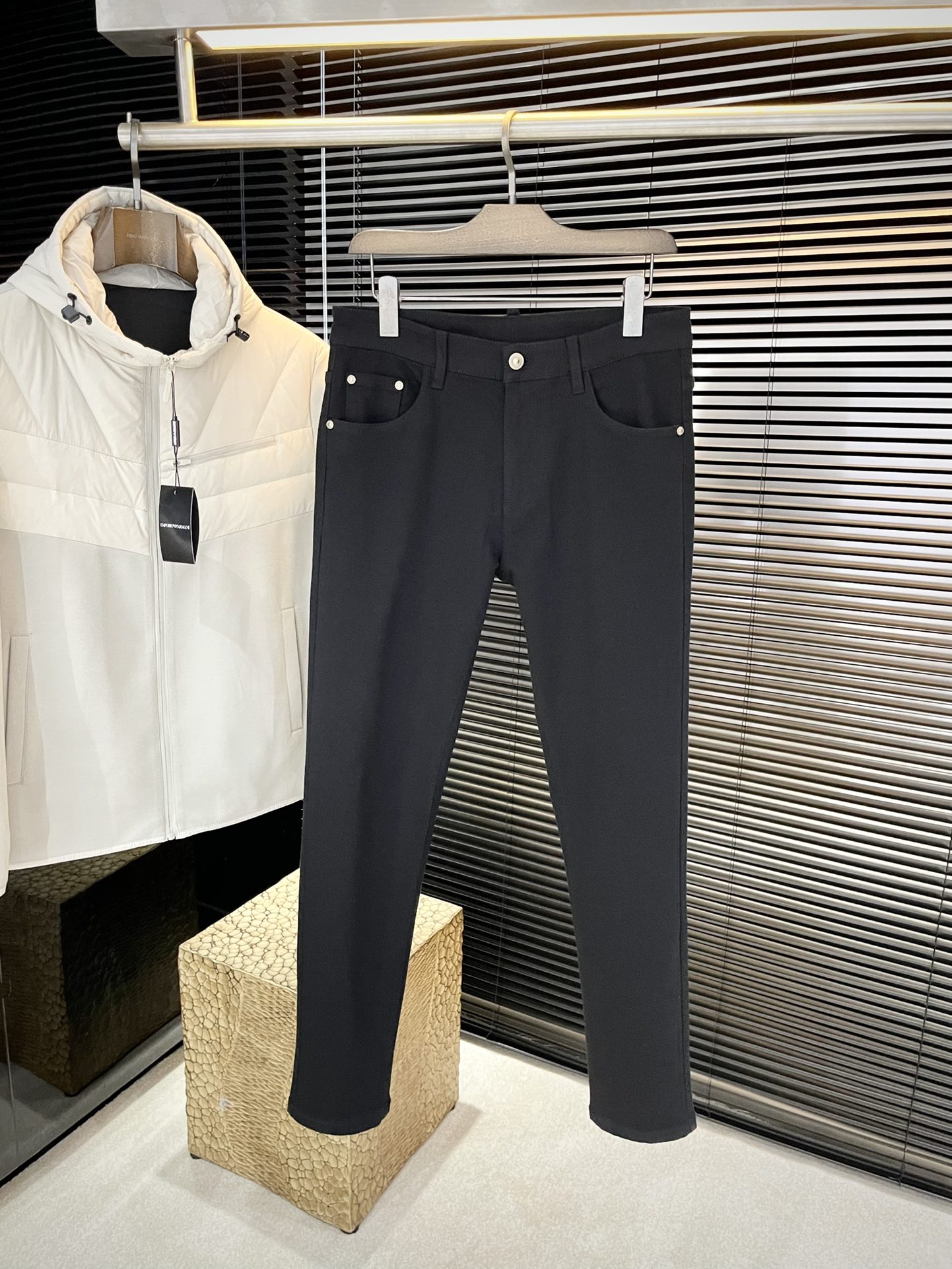 NO:610859,P Monch 2025 new autumn and winter jeans Imported Italian high-definition denim fabrics Fashionable and casual Regular fit Micro-elastic fabric The fabric is comfortable and soft, breaking the feel of conventional denim fabrics, not stuffy, and extremely comfortable. Casual and versatile, long-term washable and does not deform  29-36,,Moncler,jeans,alexander wang19860909P  Monch（蒙口）2025秋冬新款牛仔裤 进口意大利高定牛仔面料 时尚休闲 常规版型 微弹力面料 面料舒适柔软,突破常规牛仔的面料手感,不闷热,舒适感极佳.随意百搭 久洗不变形 上身效果极佳.大方优雅的剪裁,设计不断创新却始终保持着高贵优雅的风格和品位 演绎时尚魅惑 版型小直筒 时尚佳品 专柜码数 29-36,,Moncler,jeans,alexander wang,Men's clothing