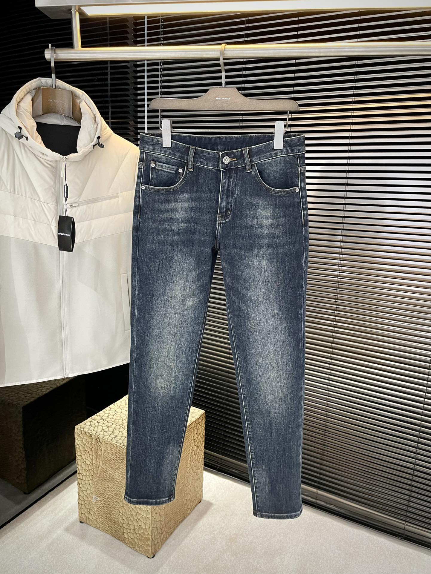 NO:610861,P LOUIS VU (Louis) 2025 new autumn and winter jeans Imported Italian high-definition denim fabric Fashionable and casual Regular fit Micro-elastic fabric The fabric is comfortable and soft, breaking through the fabric feel of conventional denim, not stuffy, and extremely comfortable. Casual and versatile, long-term washing does not deform, the upper body effect is excellent. Generous and elegant tailoring, the design is constantly innovating but always maintains a noble and elegant style and taste, interpreting fashion charm Small straight version Fashionable products Counter size  30-36,,louis vuitton,louis vuitton,jeans,alexander wang19860909P  LOUIS VU（路易）2025秋冬新款牛仔裤 进口意大利高定牛仔面料 时尚休闲 常规版型 微弹力面料 面料舒适柔软,突破常规牛仔的面料手感,不闷热,舒适感极佳.随意百搭 久洗不变形 上身效果极佳.大方优雅的剪裁,设计不断创新却始终保持着高贵优雅的风格和品位 演绎时尚魅惑 版型小直筒 时尚佳品 专柜码数 30-36,,louis vuitton,louis vuitton,jeans,alexander wang,Men's clothing