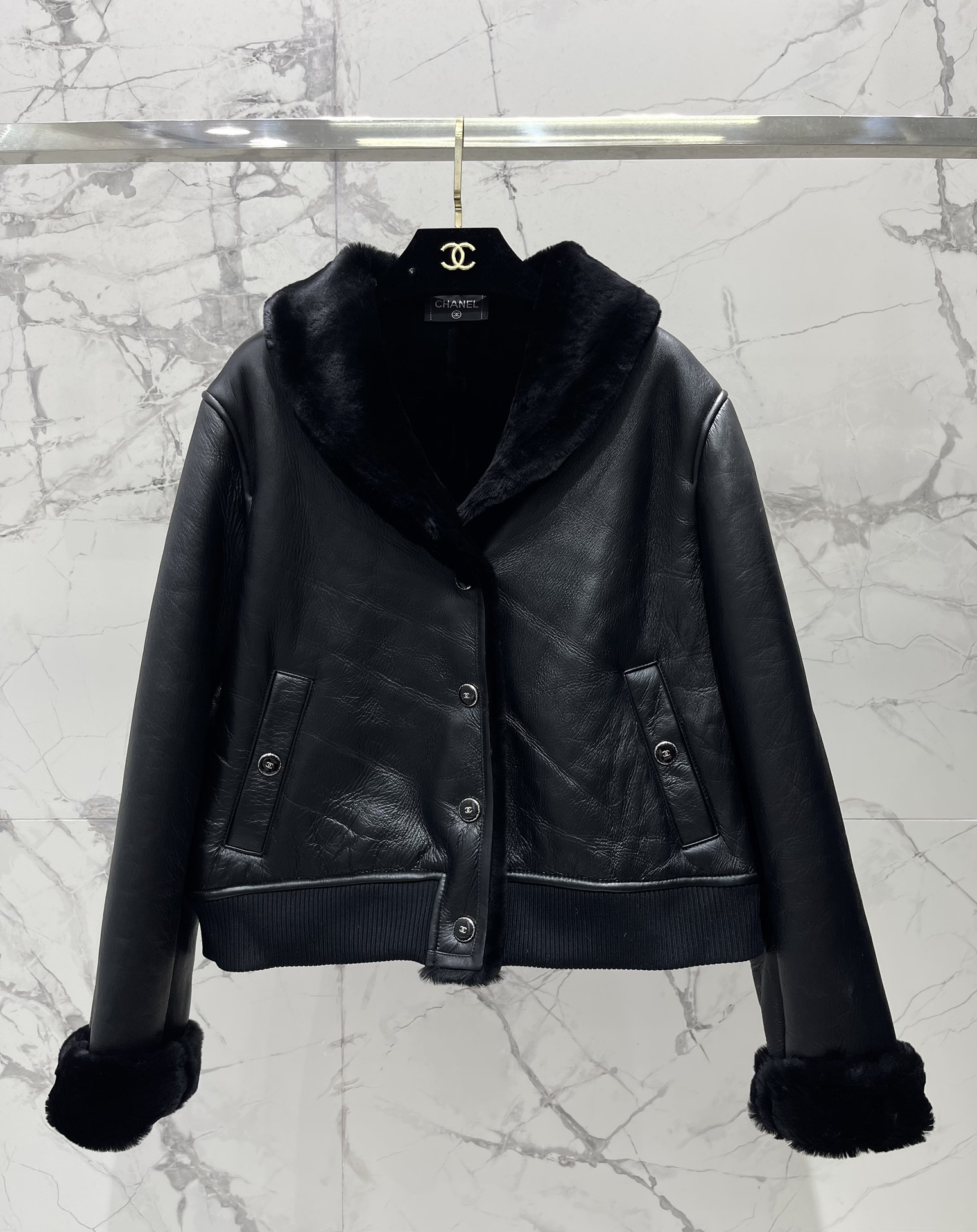 NO:866433,* Xiaoxiangqingguo collar and fur are all in one piece. Xiaoxiangfeng is going crazy!  The green fruit collar fur is so beautiful that the legs are soft. The green fruit collar design is gentle and noble. The fur is soft and waxy as if it is wrapped in clouds. When walking in the wind, it comes with a wealthy daughter's filter. Paired with jeans, it is a lazy lady. Paired with a leather skirt, it is cool. Paired with a dress, it instantly transforms into a C position for a dinner party #C fur all in one #青 fruit collar jacket #小香风衣 #富士拉满 #Winterwarm God Color is black  Size SMLXL, Chanel-clothing, chanel, skirts, jeans, jackets & coats,19860909* 小香青果领皮毛一体 小香风杀疯了！青果领皮毛一体美到腿软 青果领设计温柔又显贵 皮毛一体软糯像被云朵包裹 走路带风时自带富家千金滤镜 配牛仔裤是慵懒大小姐 搭配皮裙酷飒 搭连衣裙秒变晚宴C位 #C皮毛一体 #青果领外套 #小香风穿搭 #贵气感拉满 #冬日保暖神 颜色黑 码数SMLXL,香奈儿-服装,chanel,skirts,jeans,jackets & coats,,Women's clothing