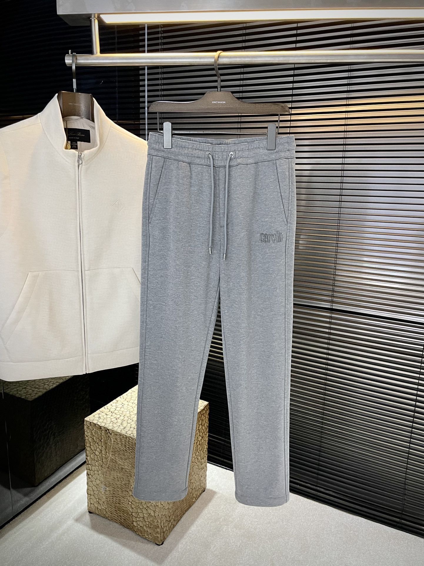 NO:610863,P Cavalli-(Cavali) 2025 autumn and winter new style, the latest casual pants in the counter. The original trousers have a casual and versatile upper body, casual and lazy style, customized original imported Modal fabric. The fabric is comfortable, with a strong sense of quality, and the upper body effect is excellent. The comfort is overwhelming. The brand pattern embroidery is embellished. The embroidery is fine, restored one to one... High-end atmosphere, the ultimate product in quality. Do you have the taste of autumn? The first choice for autumn casual pants. Everyone must enter... Size number  30-38 (37) purchasing agent level,,alexander wang19860909P  Cavalli-（卡瓦利）2025秋冬新款,专柜最新休闲裤.原版裤型上身休闲百搭、随性慵懒范,定制原版进口莫代尔面料 面料舒适,品质感极强,上身效果极佳 舒适感爆棚. 品牌图案刺绣点缀 刺绣精细,一比一还原…高端大气,品质中的臻品 秋天的的味道有没有,秋季休闲裤首选 .人手必入……码数 30-38（37）代购级别,,alexander wang,Men's clothing