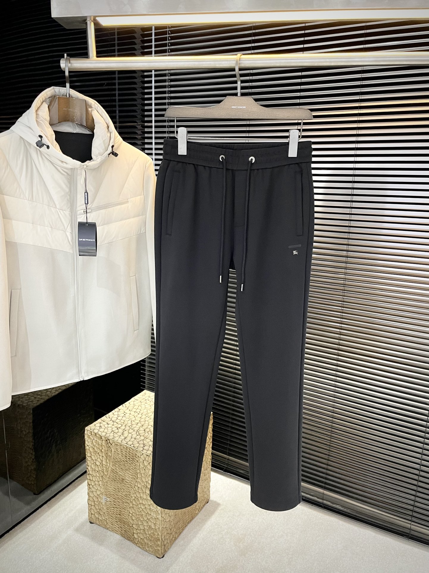 NO:610846,P Burber (Baba) 2025 autumn and winter new style, the latest casual pants at the counter. The original pants type is casual and versatile, with a casual and lazy style. Customized original imported modal fabric. The fabric is comfortable, with a strong sense of quality, and the upper body effect is excellent. The comfort is overwhelming. The brand pattern is embroidered and embellished. The embroidery is fine and restored one to one... High-end atmosphere, the ultimate product in quality. If you have the taste of autumn, autumn casual pants are the first choice. A must-have... Size 29-36  Purchasing agent level,,burberry,burberry,alexander wang19860909P  Burber（巴宝）2025秋冬新款,专柜最新休闲裤.原版裤型上身休闲百搭、随性慵懒范,定制原版进口莫代尔面料 面料舒适,品质感极强,上身效果极佳 舒适感爆棚. 品牌图案刺绣点缀 刺绣精细,一比一还原…高端大气,品质中的臻品 秋天的的味道有没有,秋季休闲裤首选 .人手必入……码数 29-36 代购级别,,burberry,burberry,alexander wang,Men's clothing