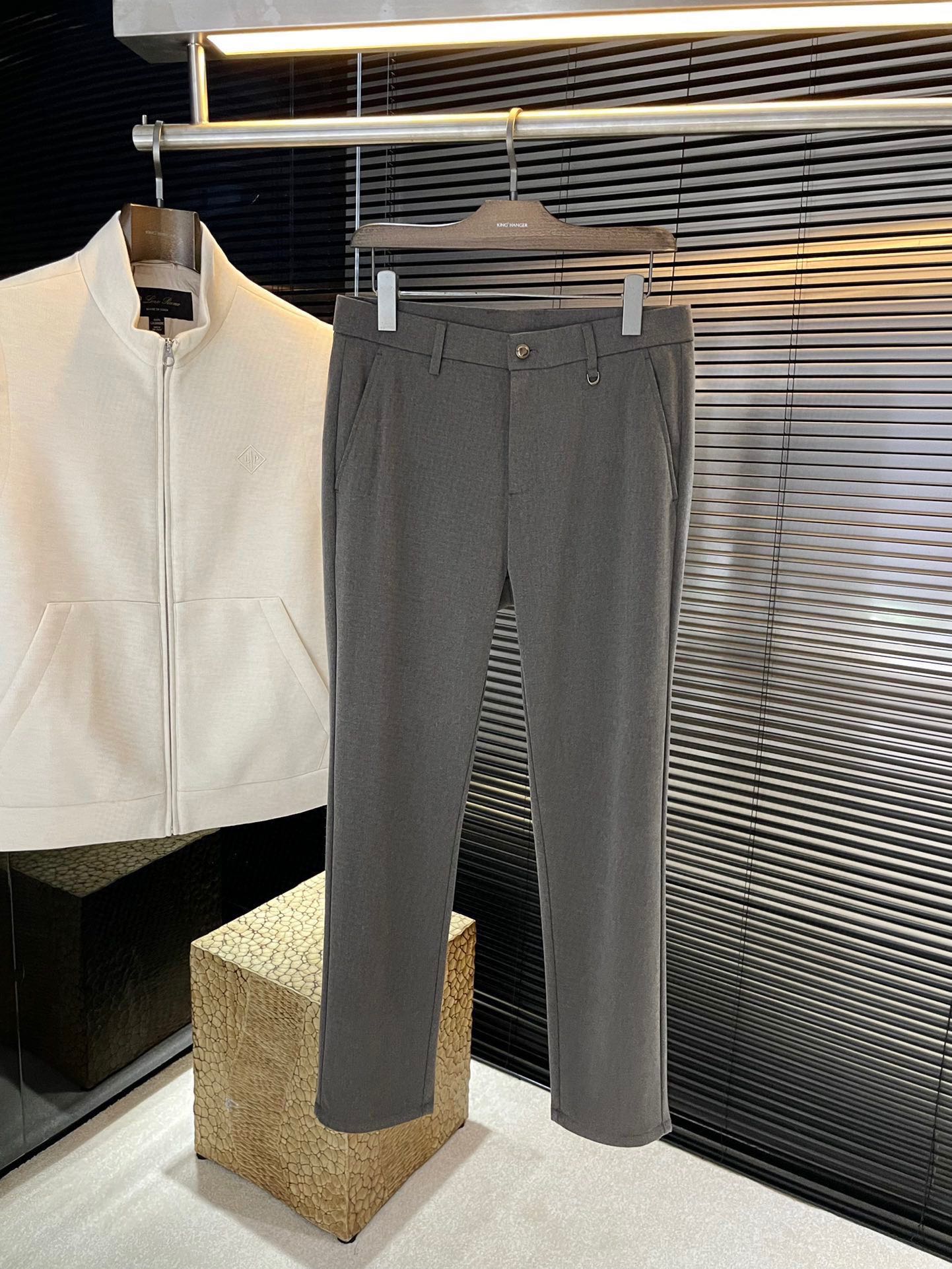 NO:610848,P Burber's 2025 autumn and winter new products. Same style as the official website. You won't want to take them off when you put them on. Fashionable and versatile casual trousers. High-quality polyester fiber fabric imported from South Korea. It is more textured. It is comfortable and soft and drape. Such good fabrics are very rare on the market. Every detail is taken into consideration. The workmanship is really exquisite. The wiring is fine and well-proportioned. There are no excess threads. High-quality fashion. It is the best product for various occasions, whether it is sports or leisure time!  Size 30-38 (37),,burberry,burberry,alexander wang19860909P  Burber（巴宝）2025秋冬新品 官网同款 穿上就不想脱下来 时尚潮流百搭休闲西裤 高品质韩国进口聚脂纤维面料 更加有质感 舒适柔软垂坠更是略胜一筹 这么好的面料市面上也是极为少有 在细节上考虑的面面俱到 做工真的极其精湛 走线细密匀称 毫无多余线头 高品质时装 无论是运动还是休闲时候都能胜任各种场合的最佳强货！尺码 30-38（37）,,burberry,burberry,alexander wang,Men's clothing