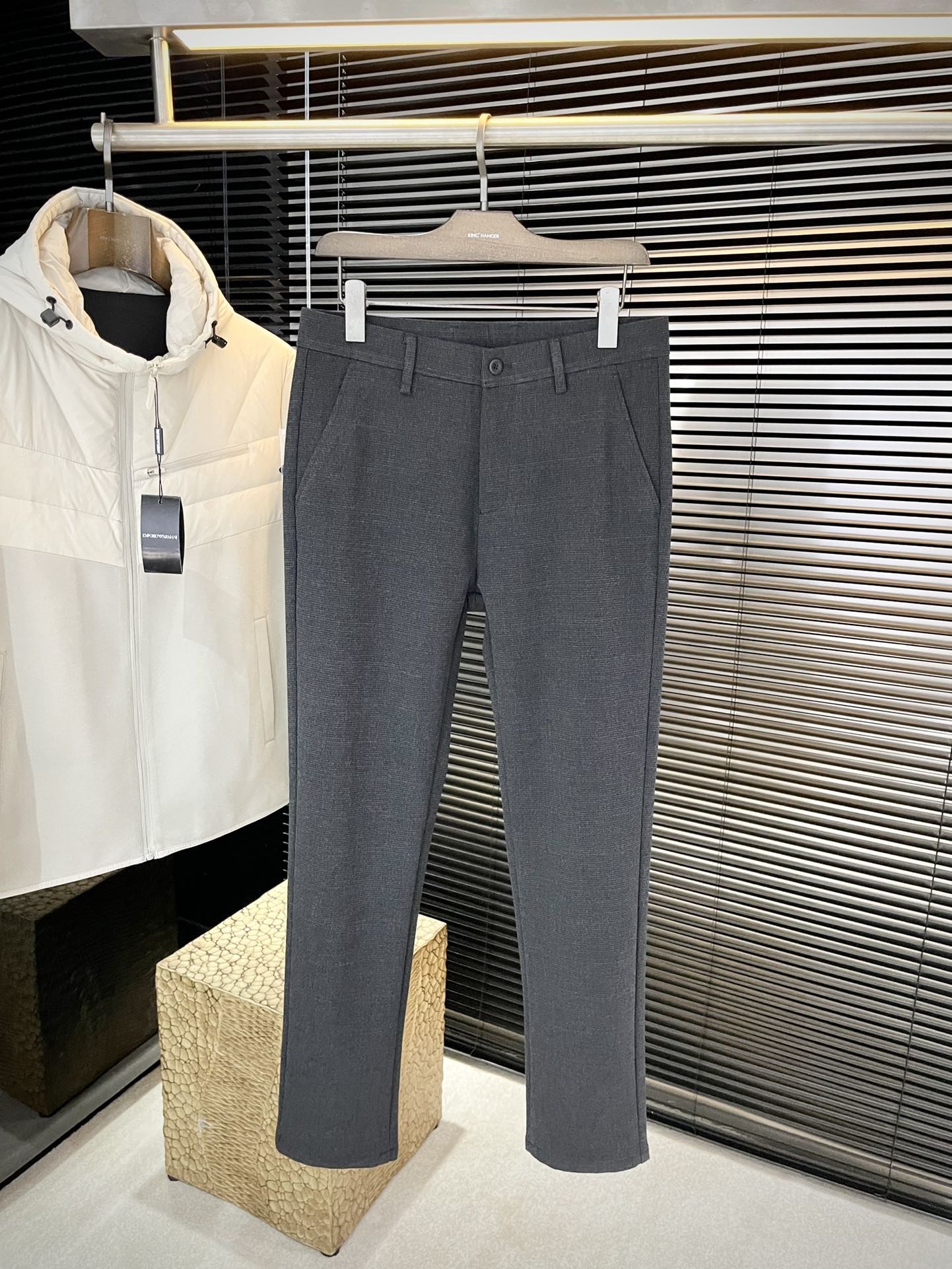 NO:610850,P miu miu (Miu Miu) 2025 autumn and winter new products, the same style as the official website. You don’t want to take them off when you put them on. Fashionable and versatile casual trousers. High-quality polyester fiber fabric imported from Korea. It is more textured, comfortable, soft and drape. Such good fabrics are very rare on the market. Every detail is taken into consideration. The workmanship is really exquisite. The wiring is fine and well-proportioned. There are no unnecessary threads. High-quality fashion.  The best product that can be used in various occasions, whether it is sports or leisure time!  Size 30-36,,miumiu,alexander wang19860909P  miu miu（缪缪）2025秋冬新品 官网同款 穿上就不想脱下来 时尚潮流百搭休闲西裤 高品质韩国进口聚脂纤维面料 更加有质感 舒适柔软垂坠更是略胜一筹 这么好的面料市面上也是极为少有 在细节上考虑的面面俱到 做工真的极其精湛 走线细密匀称 毫无多余线头 高品质时装 无论是运动还是休闲时候都能胜任各种场合的最佳强货！尺码 30-36,,miumiu,alexander wang,Men's clothing