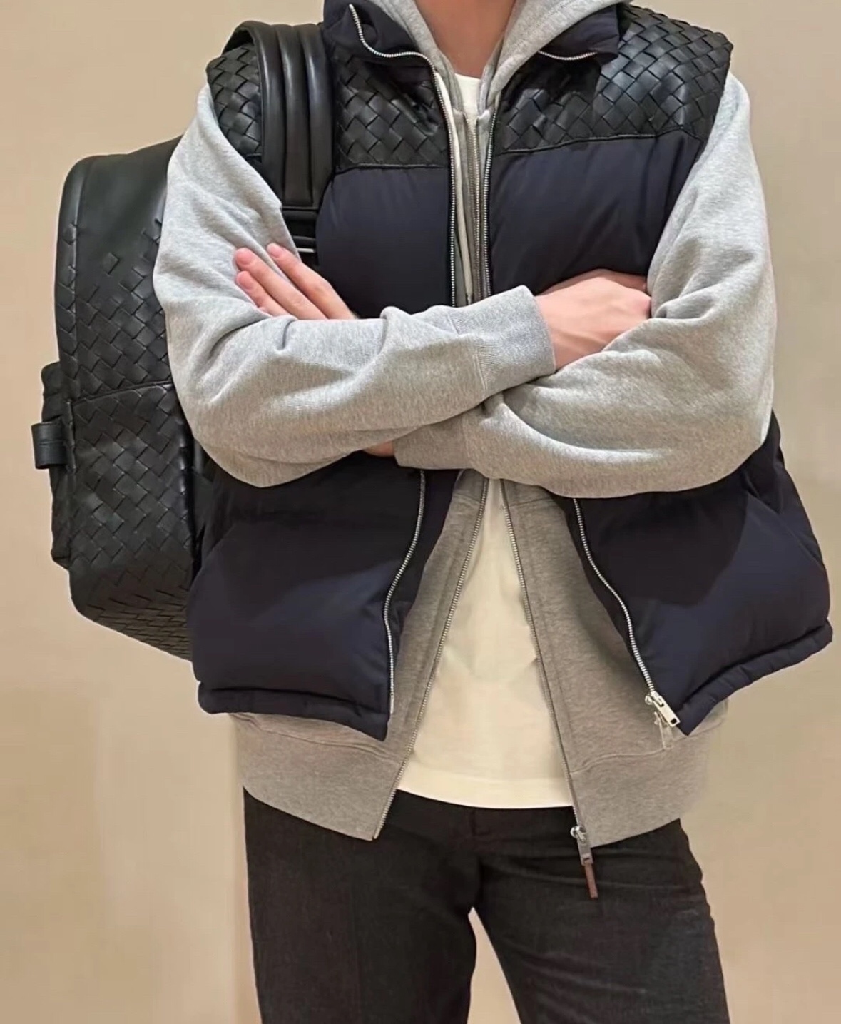 NO:611504,BV woven down vest, frosted poplin fabric, slightly coarse grained texture is very special, the shoulders are decorated with classic woven leather, the texture is instant, simple, high-end, versatile item, easy to create a trendy style!  Size S,M,L,XL,,bottega veneta,down jacket,alexander wang19860909BV 编织 羽绒马甲 磨砂府绸面料 微粗的颗粒触感很特别 肩部饰以经典的编织皮革 质感瞬间拉 简约 高级 百搭单品 轻松打造潮流范儿！ 码数S,M,L,XL,,bottega veneta,down jacket,alexander wang,Men's clothing