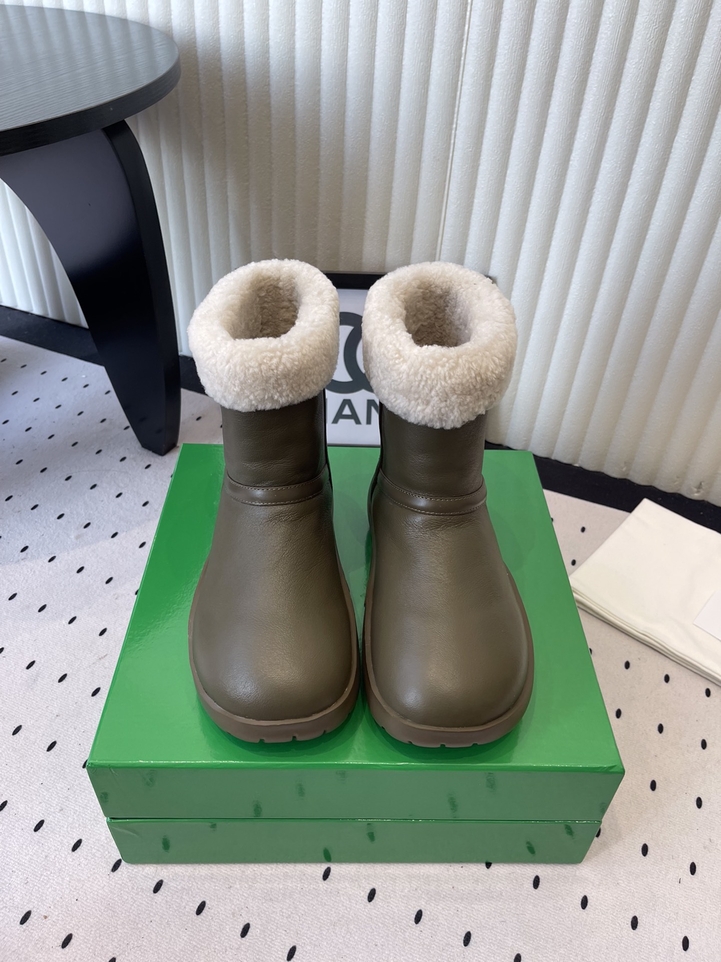 NO:612782,Bottega Venet* Autumn and winter round toe plus fleece short boots, snow boots and fur boots. The boot collar and lining are made of plush material, suitable for low temperature weather. The outer layer is made of leather fabric, which is waterproof and stain-resistant, and easy to clean. The thick-soled design has good cushioning when walking and is easier to wear for a long time. The low-cut style + simple design is suitable for matching pants and skirts, and the color is more everyday.  Can be paired with leggings sweatpants or corduroy pants, loose fit + short boots, comfortable and casual for daily outings. Long knitted skirt, exposed plush edge of the boot opening, gentle and autumn and winter atmosphere. Sheepskin upper, wool lining, original molded outsole, increased by 3.5cm, size: 35-40, boots, bottega veneta, boots, skirts, sheepskin19860909Bottega Venet*秋冬款圆头加绒短靴雪地靴毛毛靴 靴口和内里有毛绒材质,适合低温天气.外层是皮质面料,防水耐脏,容易清洁.厚底设计,走路时缓冲性好,长时间穿也比较轻松.低筒款式+简约设计,搭配裤子、裙子都适配,颜色也比较日常. 可搭配束脚运动裤或灯芯绒裤,宽松版型+短靴,日常出街舒适随性.长款针织裙,露出靴口毛绒边,温柔又有秋冬氛围. 鞋面羊皮 内里羊毛 大底原版开模大底 增高3.5cm size :35-40,靴子,bottega veneta,boots,skirts,sheepskin,Women's Shoes