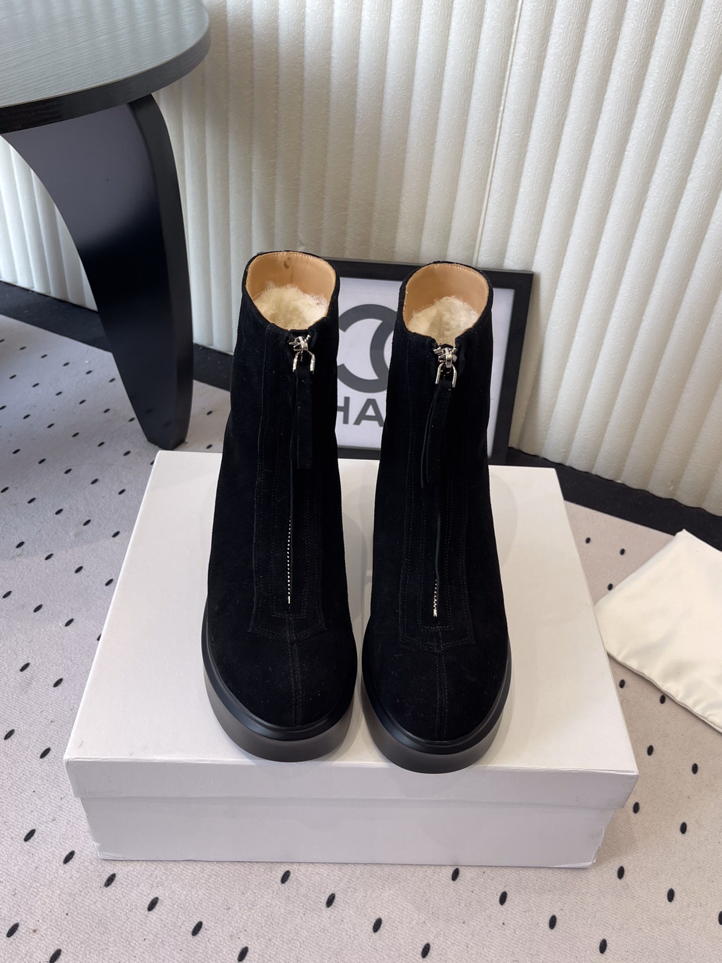 NO:612787,The Row's new autumn and winter wool short boots. Liu Wen's same classic thick-soled short boots. Add height and warmth to the upper foot. Simple, fashionable and versatile. Original customized cowhide upper. Wool lining for feet. Original PU foam one-piece outsole. Size: 35-40 (41 customized), boots, boots, cowhide19860909The Row新款秋冬羊毛短靴 刘雯同款经典厚底短靴 上脚增高暖和 简约时髦百搭 原版定制牛皮鞋面 羊毛内里垫脚 原版PU发泡一体成型大底 Size: 35-40（41订做）,靴子,boots,cowhide,Women's Shoes