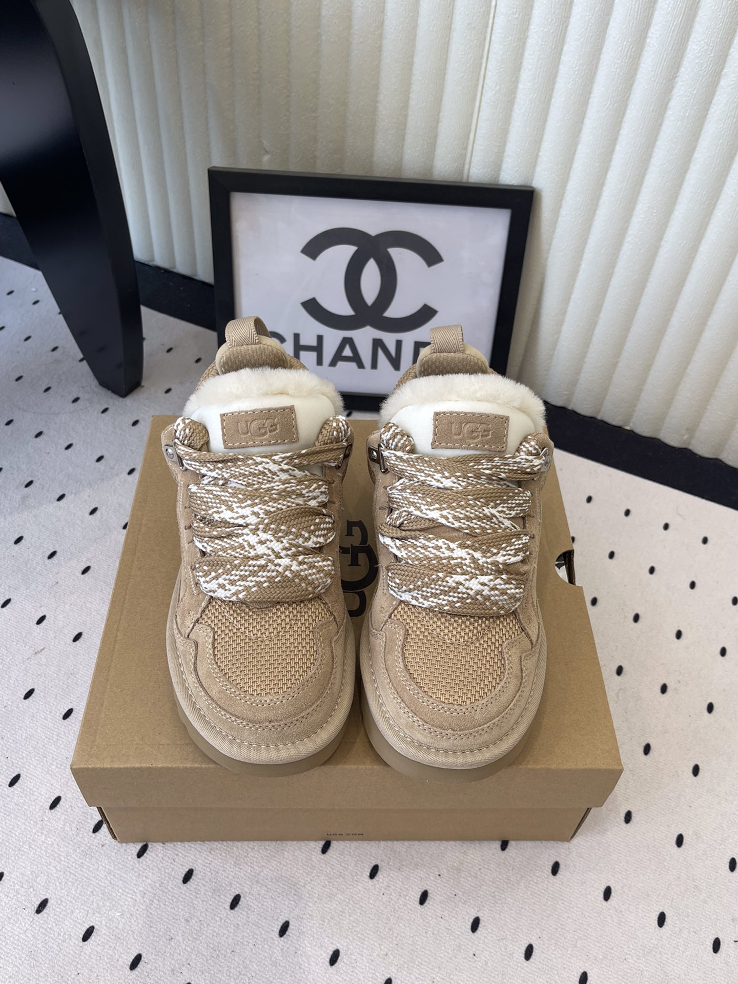 NO:613631,UGG~25vs popular platform thick-soled casual shoes series... [Dongguan product] A shoe that does not clash with shirts, simple partition design with spotted outsole, silk curls on the upper, a must-have for autumn and winter, can be worn with any pants or skirt, very comfortable and good-looking on the feet... Fabric: Original custom-made cowhide breathable mesh Lining: Original custom-made wool Foot pads: Original custom-made sheepskin Outsole: Original open-molded wear-resistant velvet foam outsole Code number: 35-40  Packaging: original full set of packaging Color: official website updated simultaneously, casual shoes/sports shoes furry shoes, sneakers, skirts, sheepskin, real silk19860909UGG~25vs爆款松糕厚底休闲鞋系列……【东莞货】 一款不会撞衫的鞋子、简约的隔板设计上斑点的大底、鞋面真丝卷毛、秋冬季必备款、无论什么裤子裙子都能驾驭、上脚非常舒适好看…… 面料:原版定制牛猄透气网 内里:原版定制羊毛 垫脚:原版定制羊皮 大底:原版开模耐磨绒发泡大底 码数:35-40 包装:原版全套包装 颜色:官网同步更新,休闲鞋/运动鞋毛毛鞋,sneakers,skirts,sheepskin,real silk,Women's Shoes