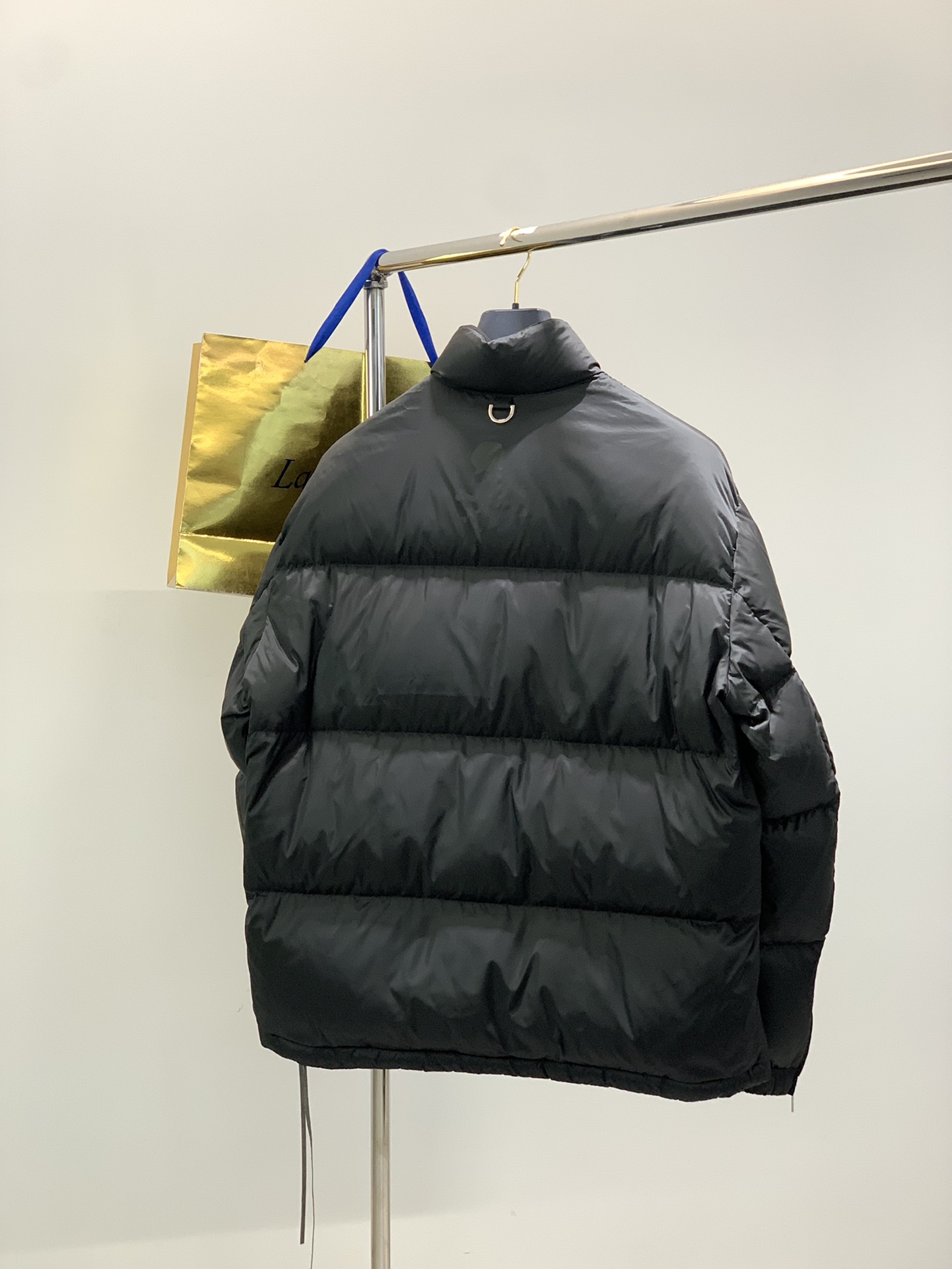 ，蓬松至极…MMJ日本潮牌始祖面包羽绒服。潮流战斗机中的战斗机。超帅的短立领设计。辅料细节超级精致。日本