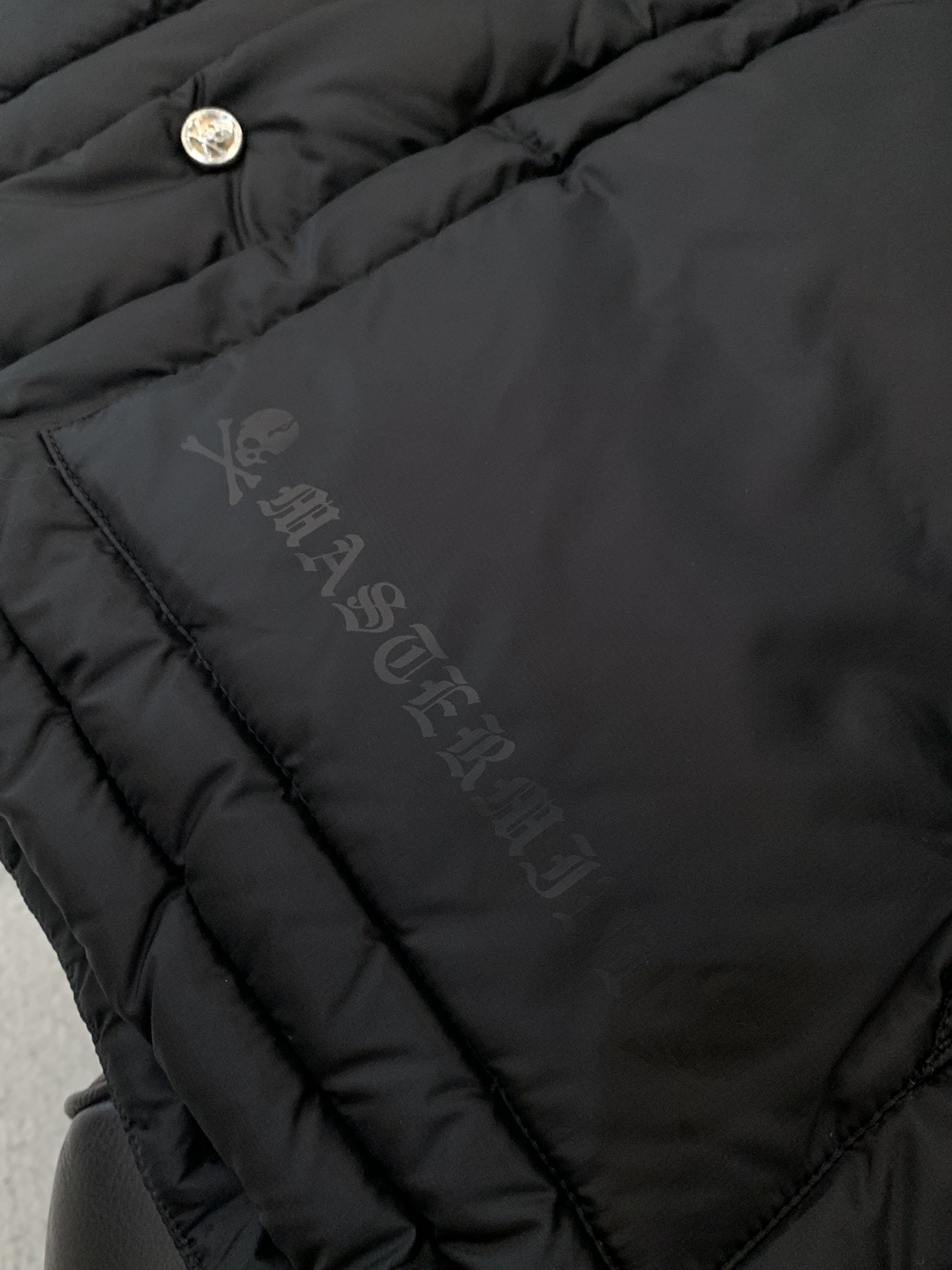 ，蓬松至极…MMJ日本潮牌始祖面包羽绒服。潮流战斗机中的战斗机。超帅的短立领设计。辅料细节超级精致。日本