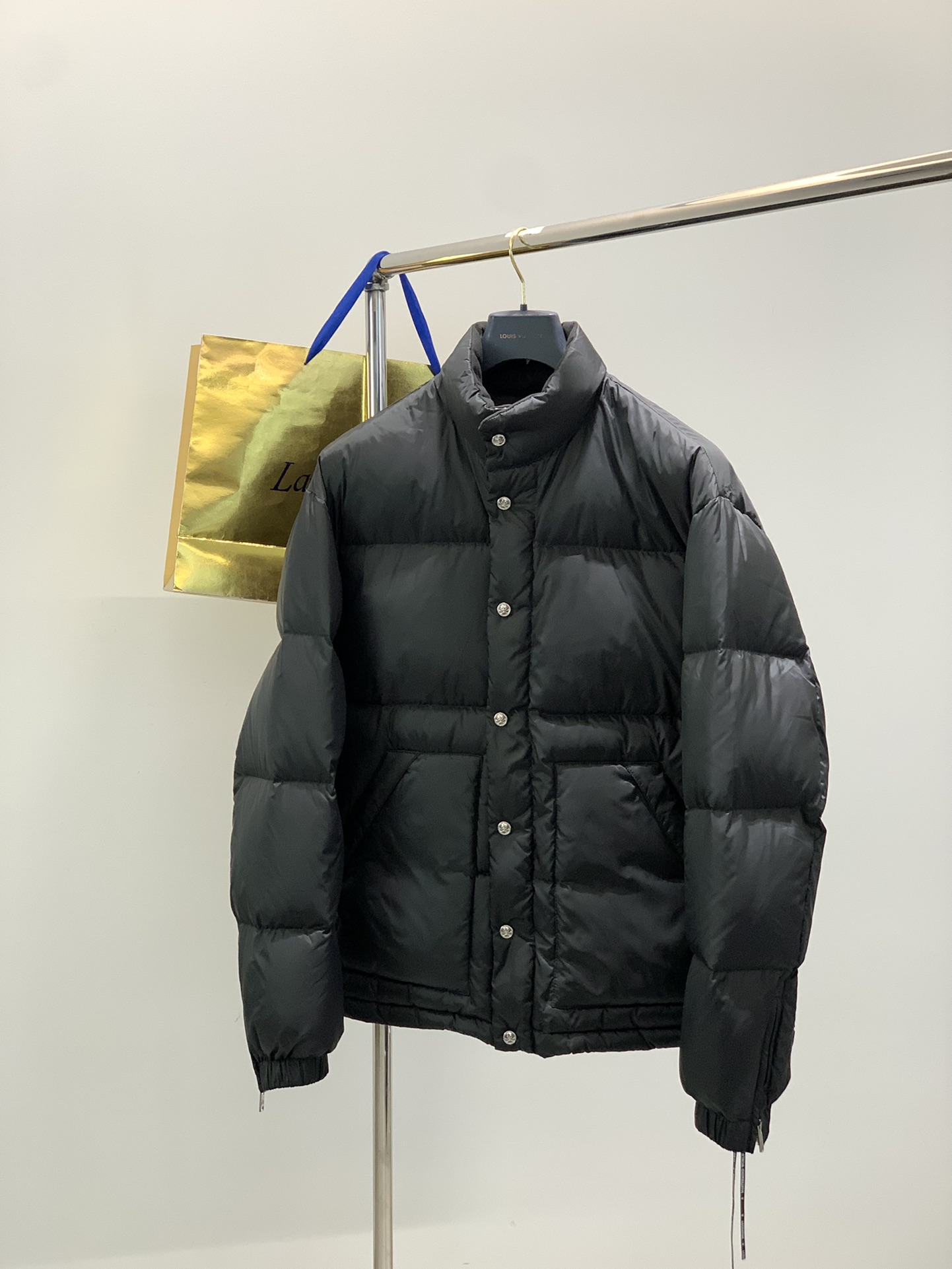 ，蓬松至极…MMJ日本潮牌始祖面包羽绒服。潮流战斗机中的战斗机。超帅的短立领设计。辅料细节超级精致。日本