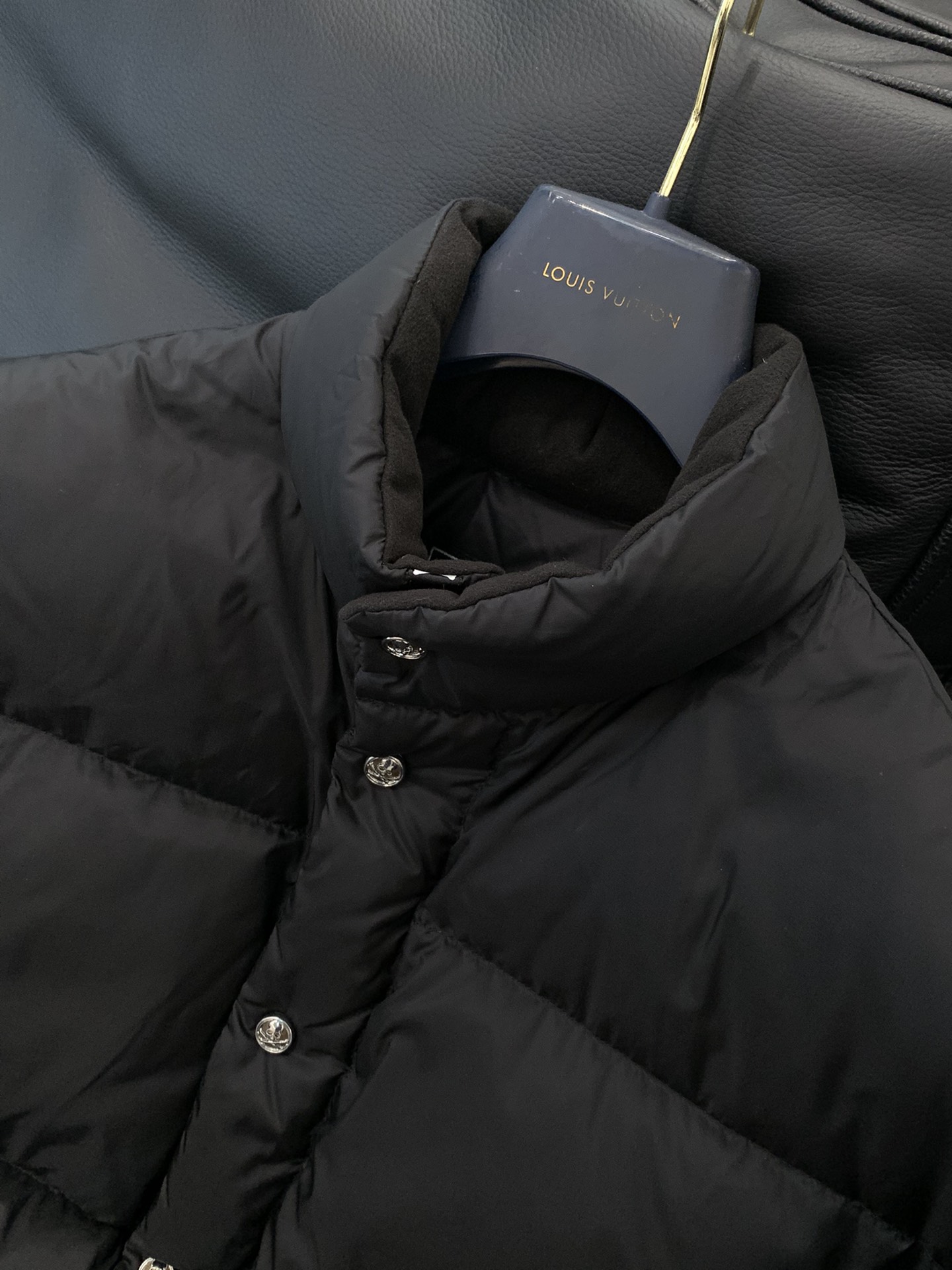 ，蓬松至极…MMJ日本潮牌始祖面包羽绒服。潮流战斗机中的战斗机。超帅的短立领设计。辅料细节超级精致。日本