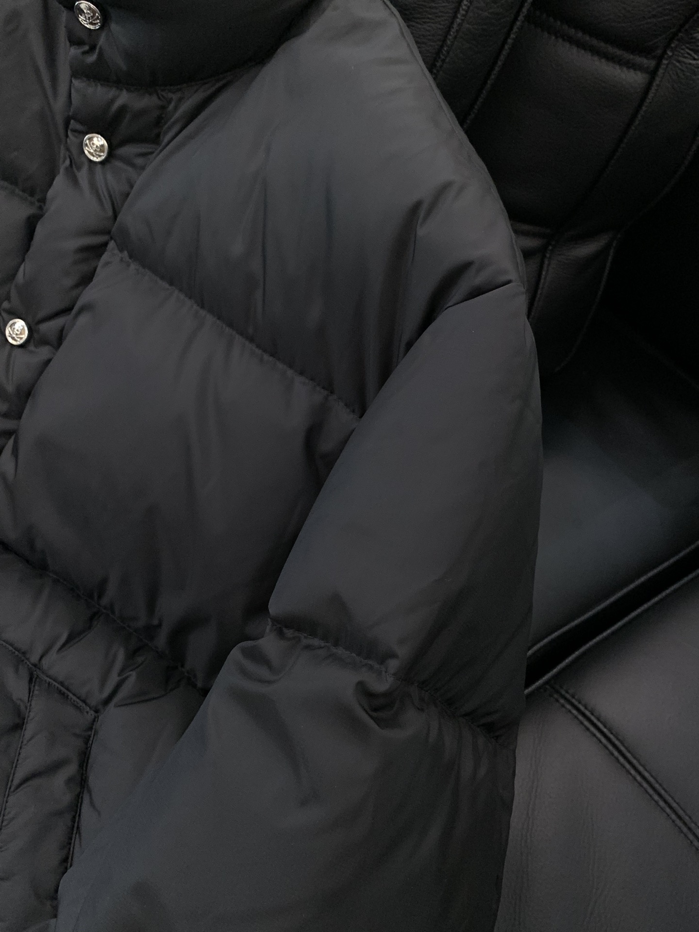 ，蓬松至极…MMJ日本潮牌始祖面包羽绒服。潮流战斗机中的战斗机。超帅的短立领设计。辅料细节超级精致。日本